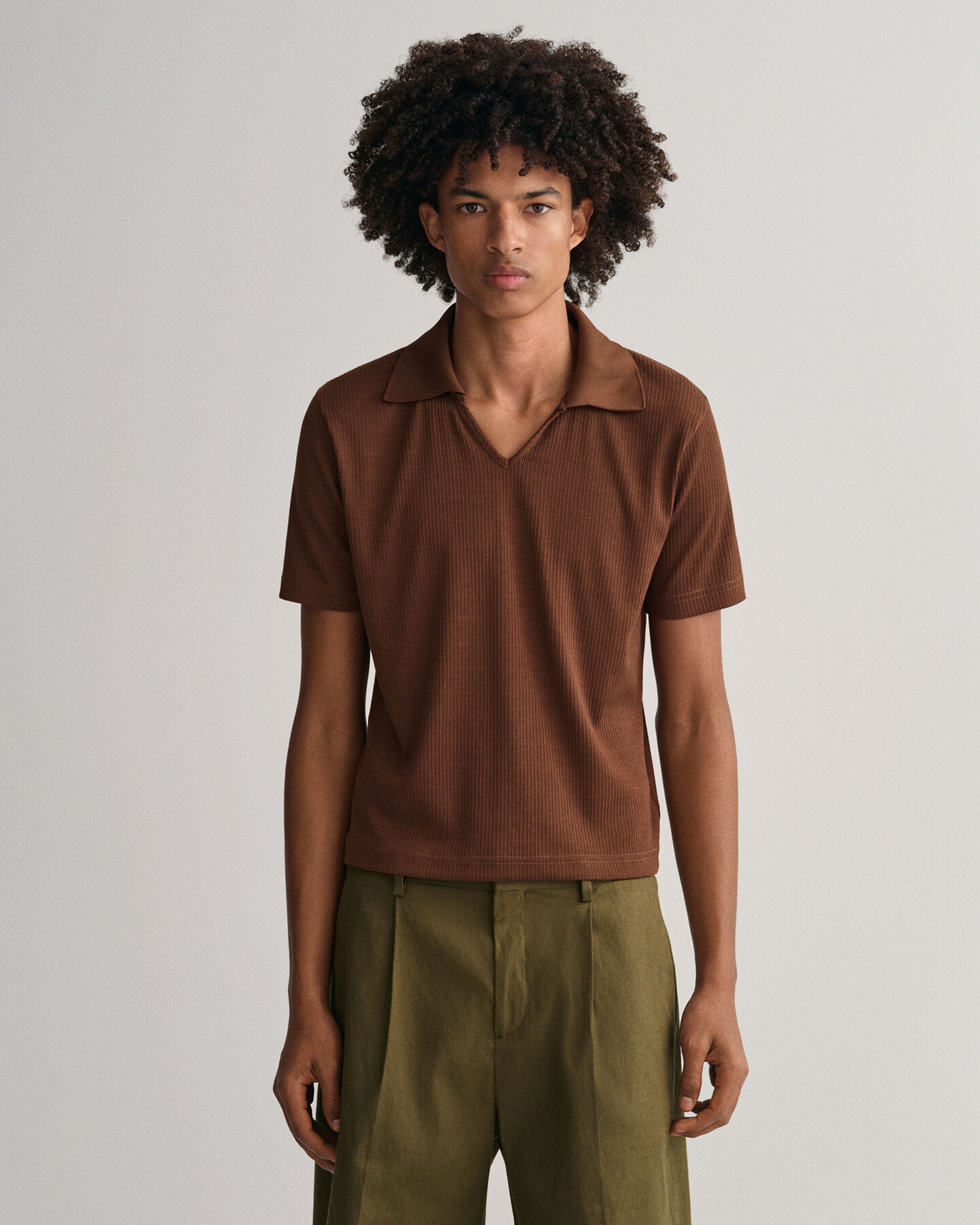 Polo em algod&atilde;o piqu&eacute; inspirado nos anos&nbsp;70