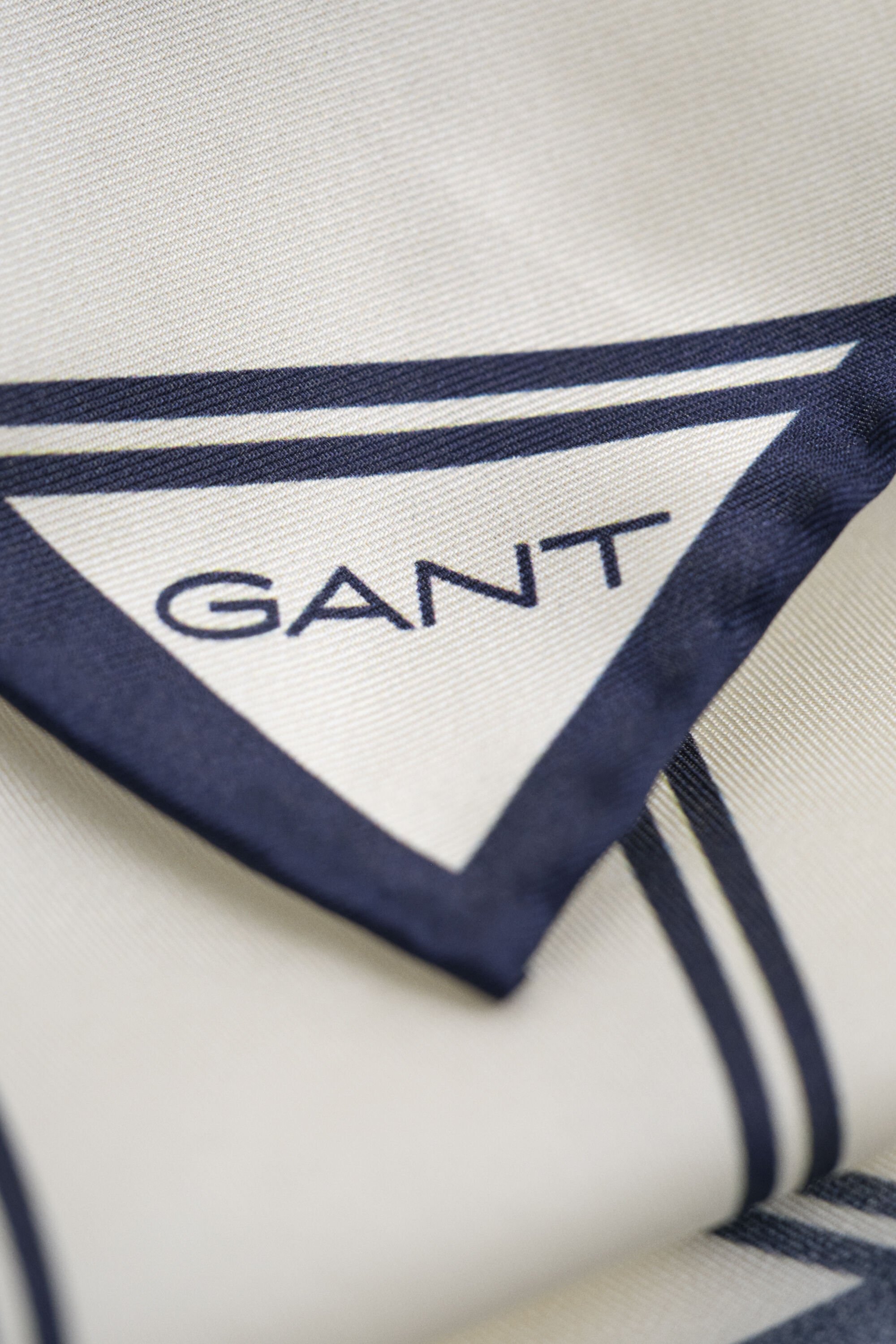 Lenço de bolso às riscas