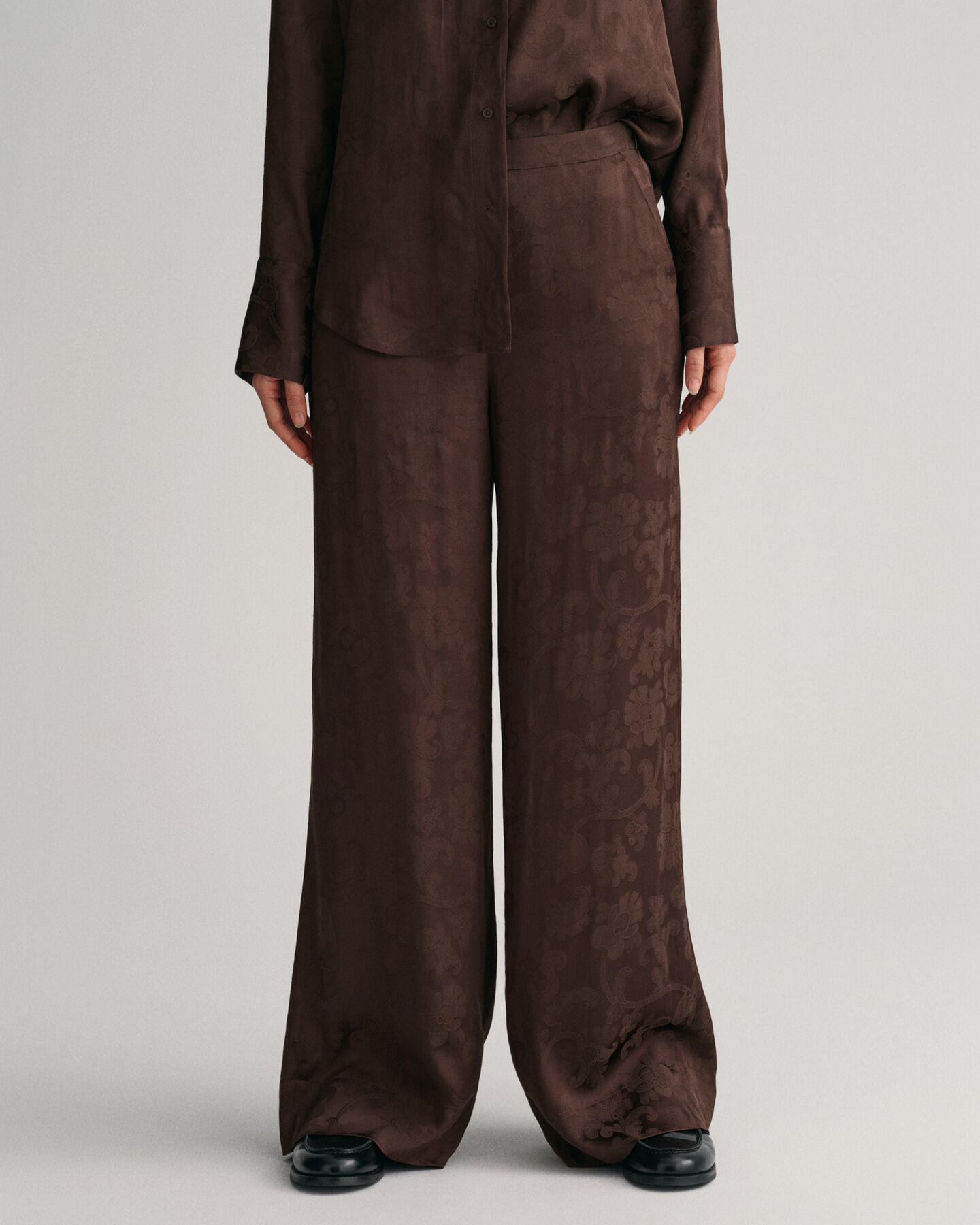 Cal&ccedil;as com padr&atilde;o de renda em Jacquard com perna larga