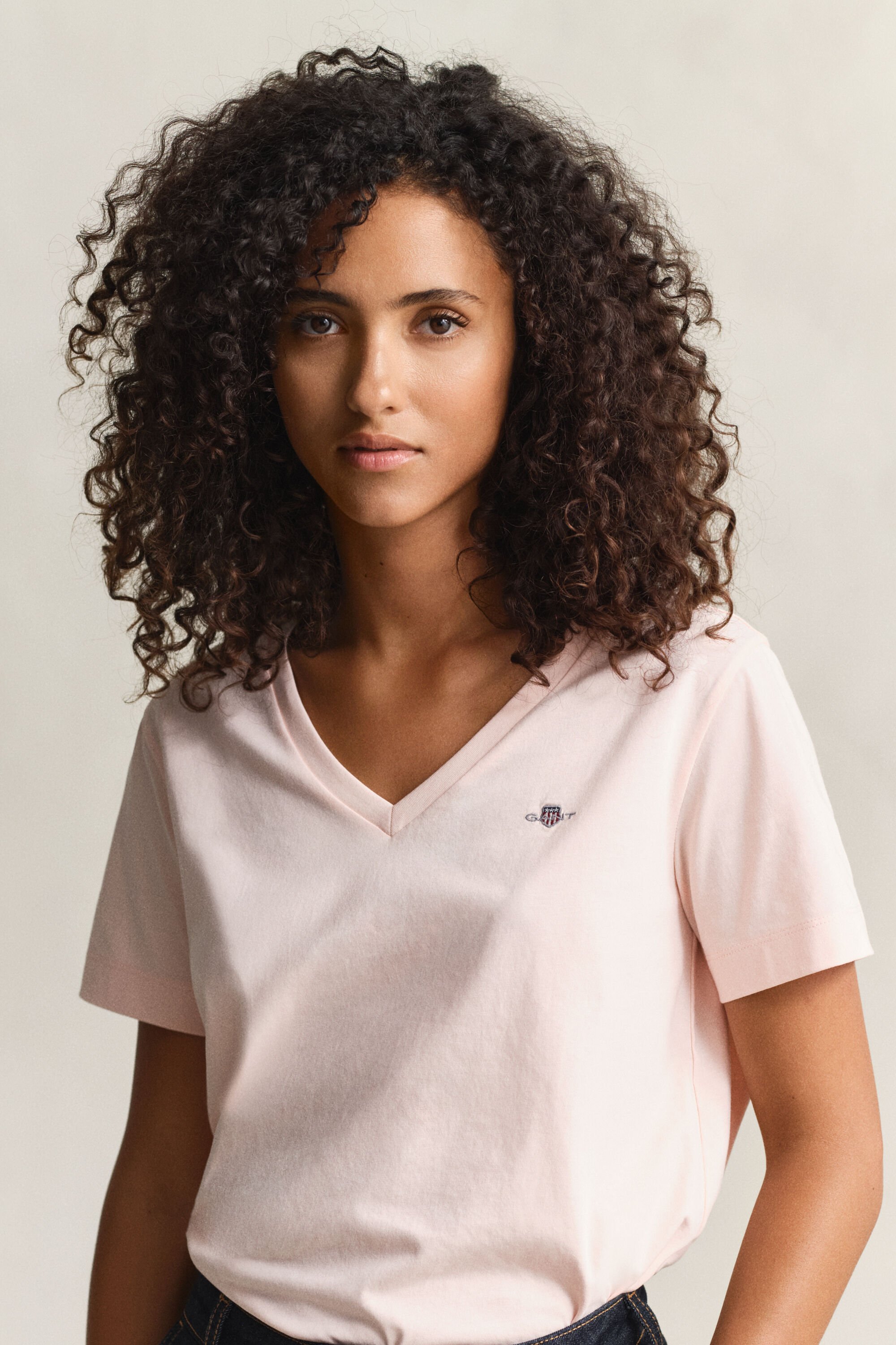 T-shirt com decote em V Shield