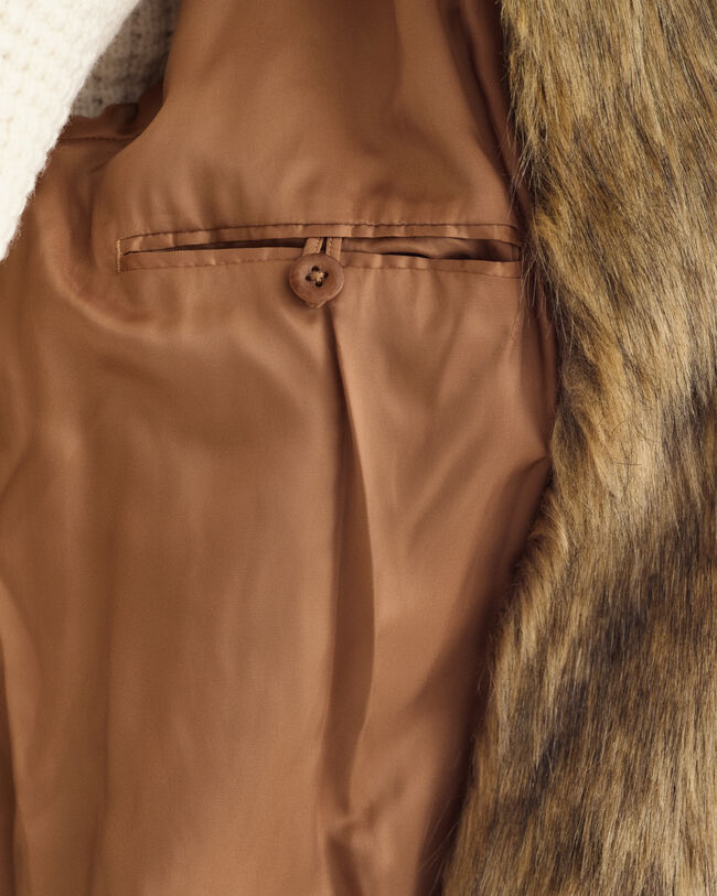 Sobretudo em pelo falso