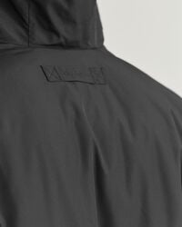 Casaco com capuz revers&iacute;vel