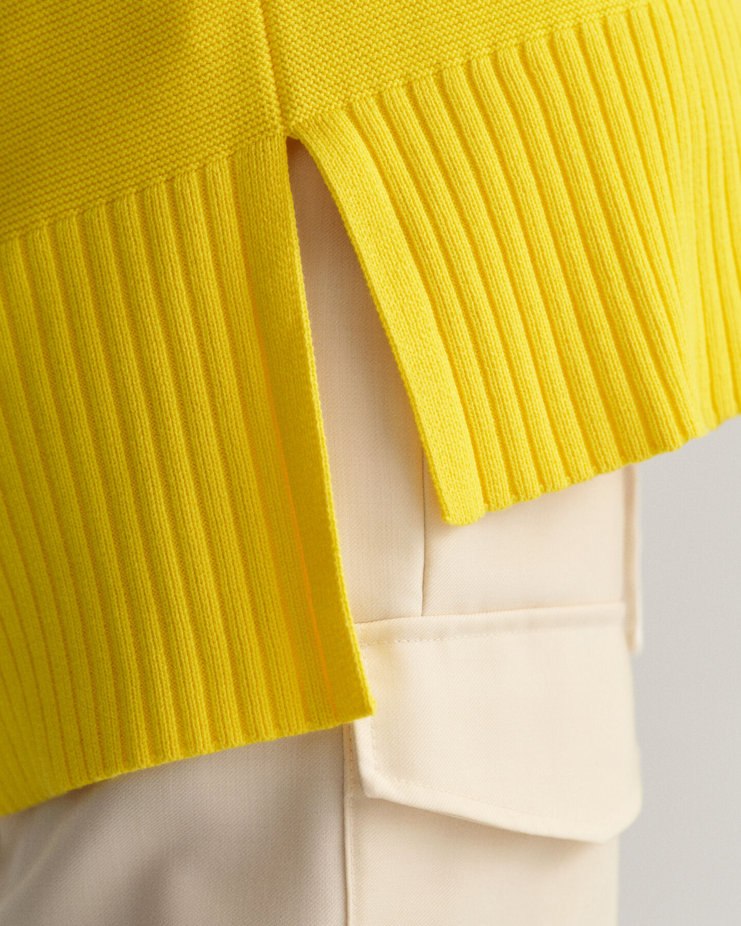 Pulover em malha com colarinho aberto