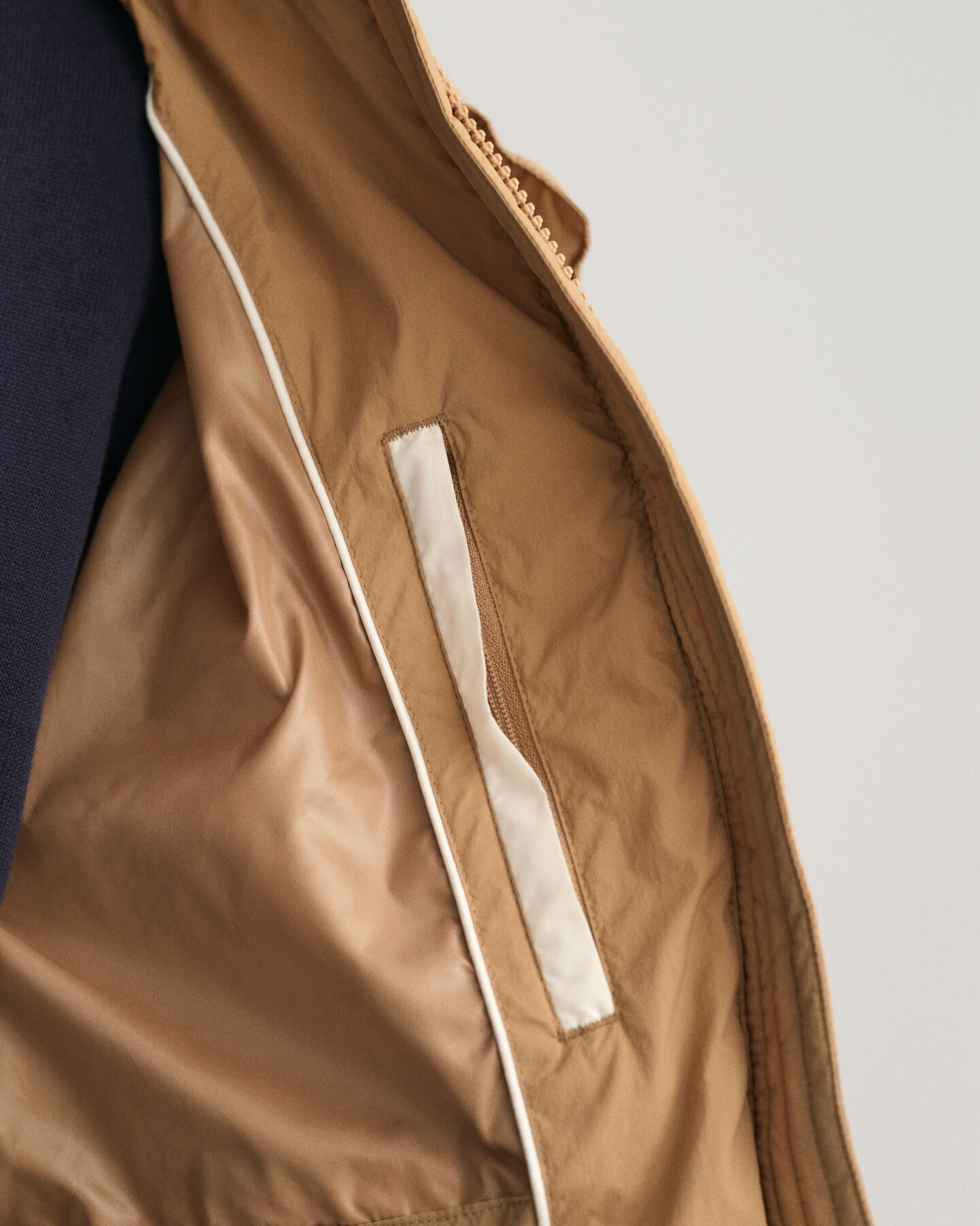 Blusão de penas com comprimento médio