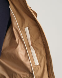 Blusão de penas com comprimento médio