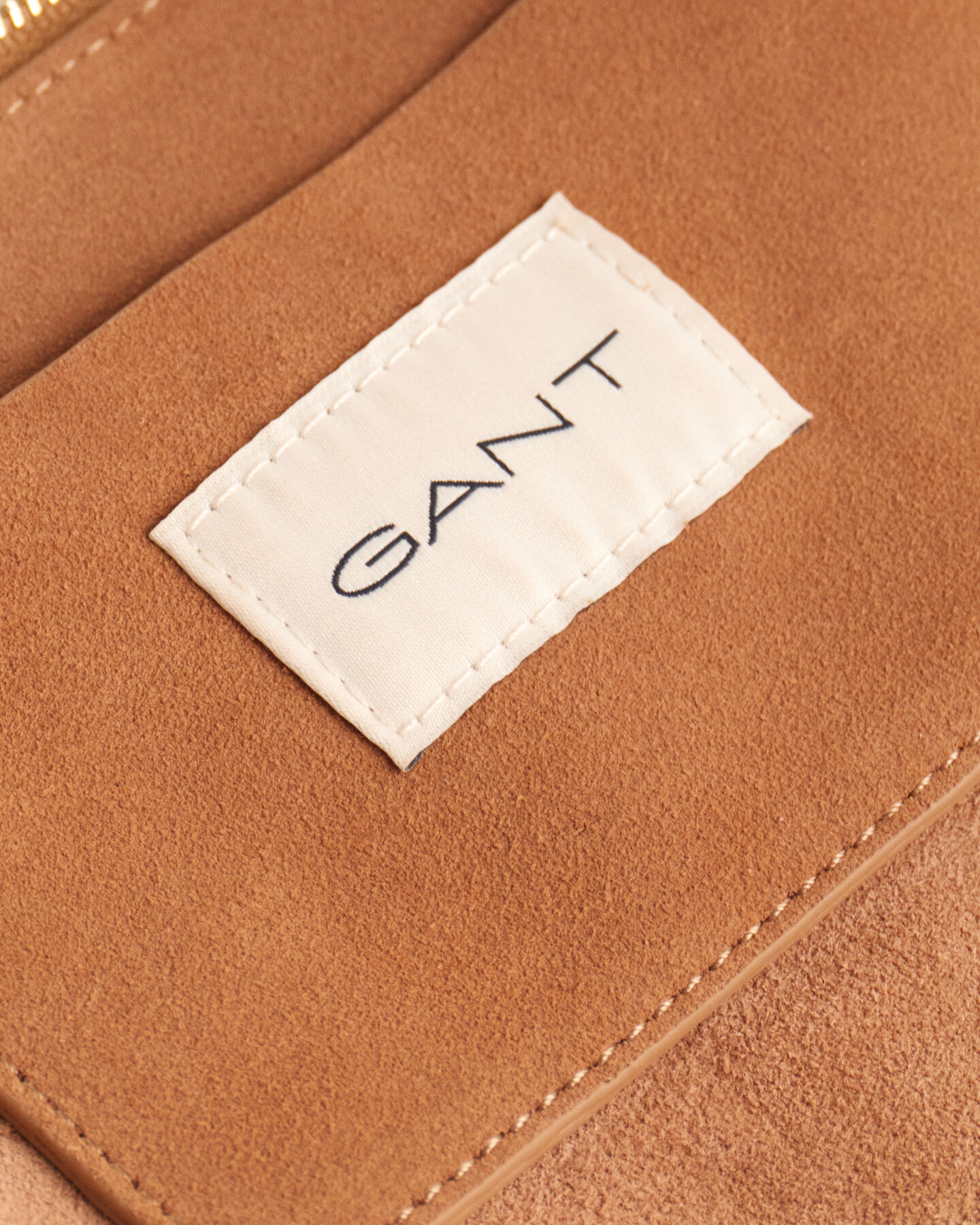 Mala a tiracolo em camurça