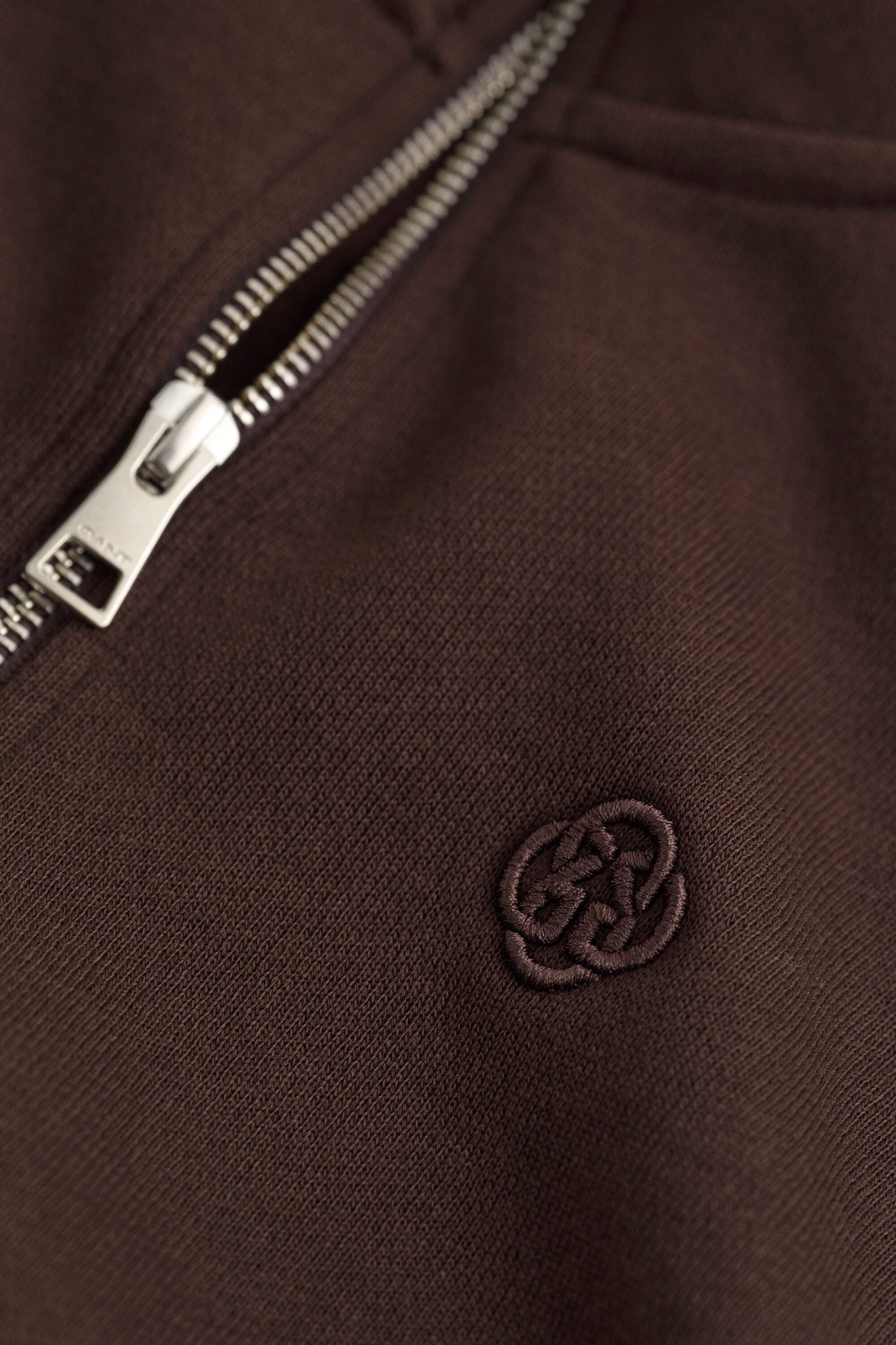Sweatshirt com meio fecho bordada