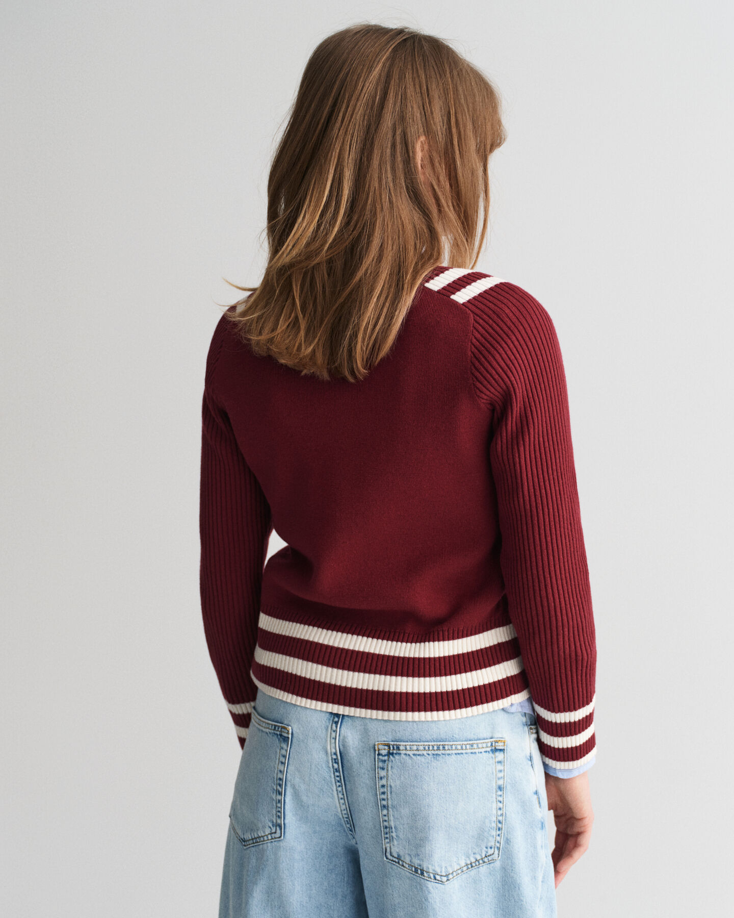 Casaco de malha com decote em V e detalhes contrastantes