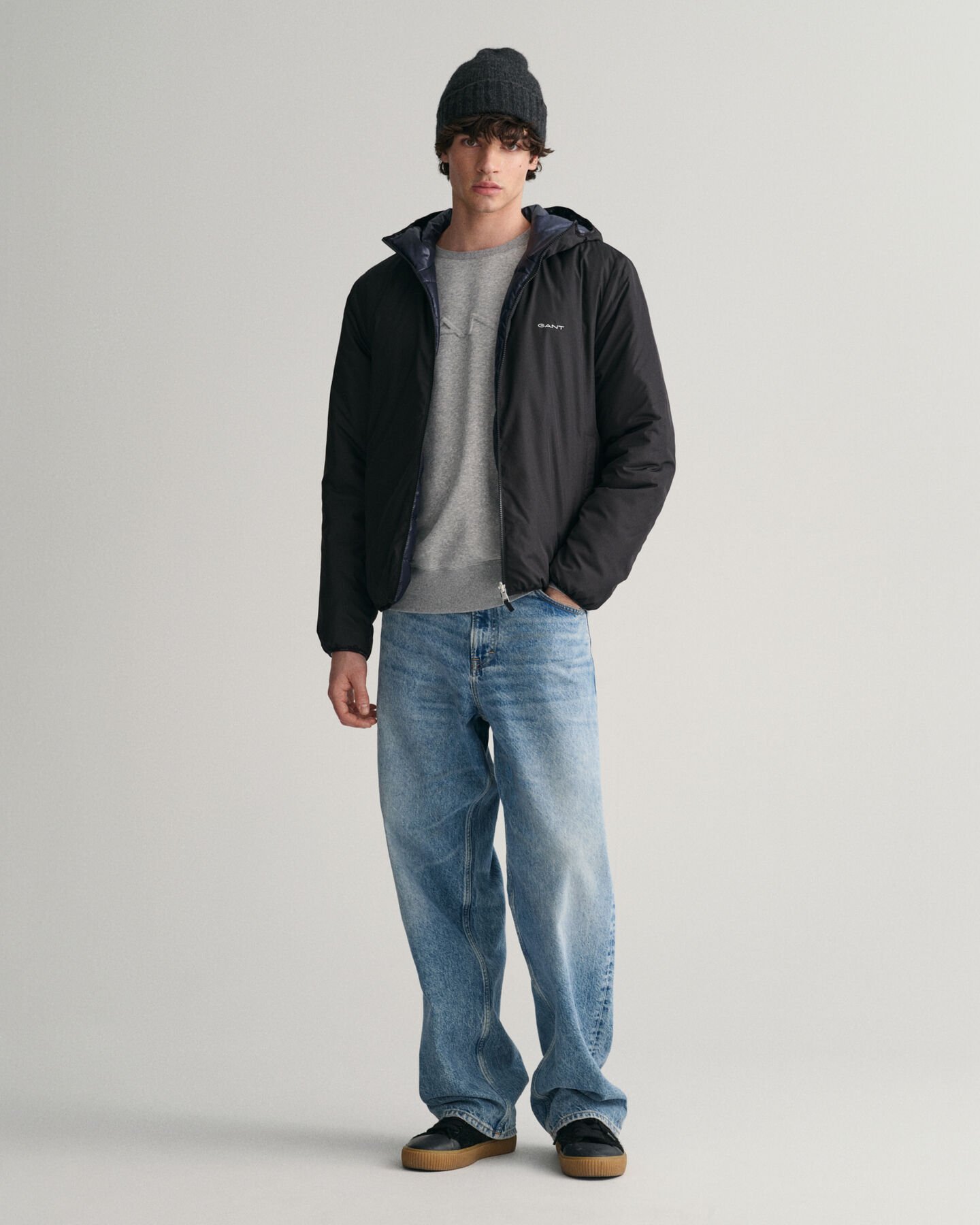 Casaco com capuz revers&iacute;vel