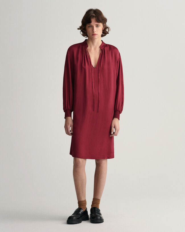 Vestido com gola estilo mao