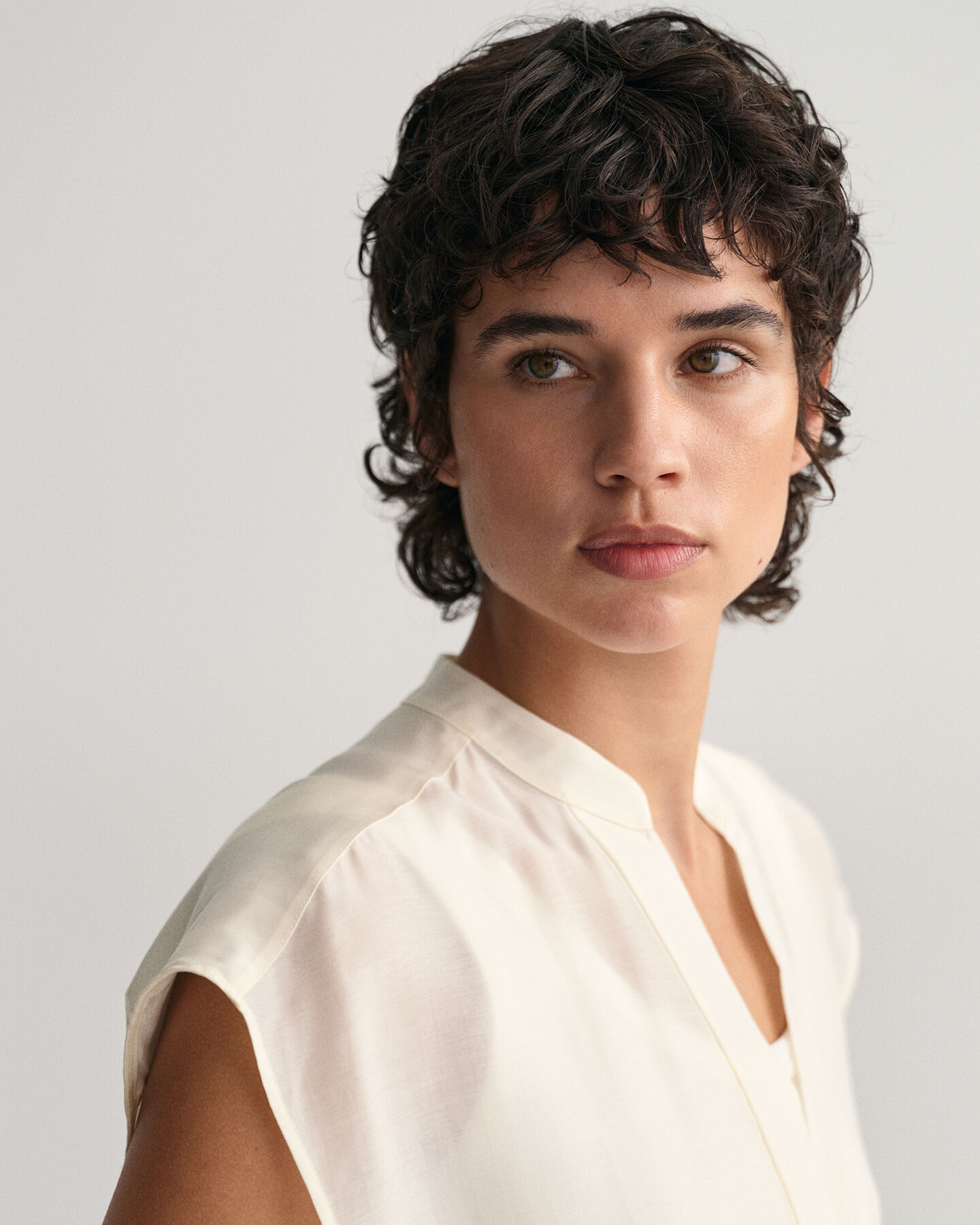 Blusa sem mangas com gola estilo mao