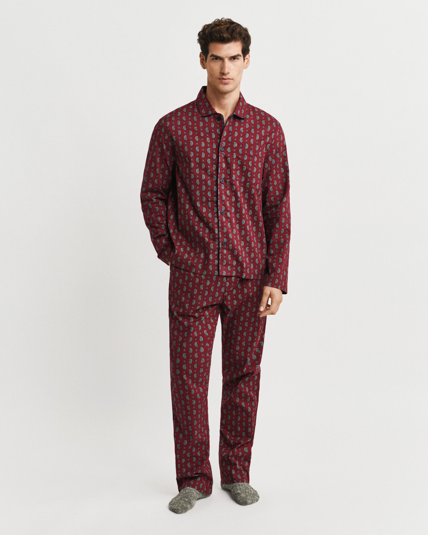 Caixa de presente com pijama com padrão paisley estampado