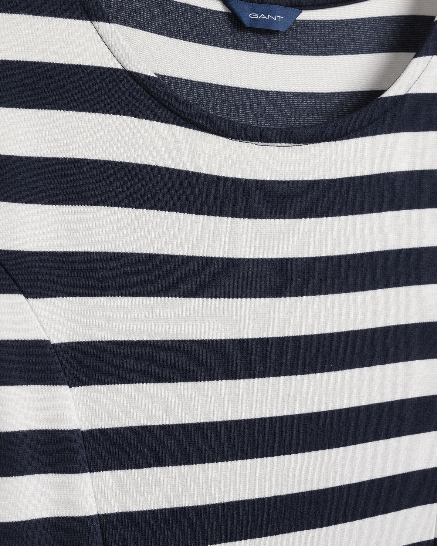 Vestido ajustado na parte superior e alargado na parte inferior às riscas