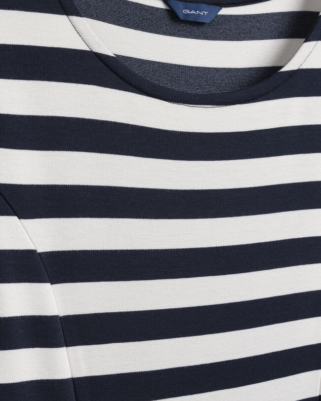 Vestido ajustado na parte superior e alargado na parte inferior às riscas