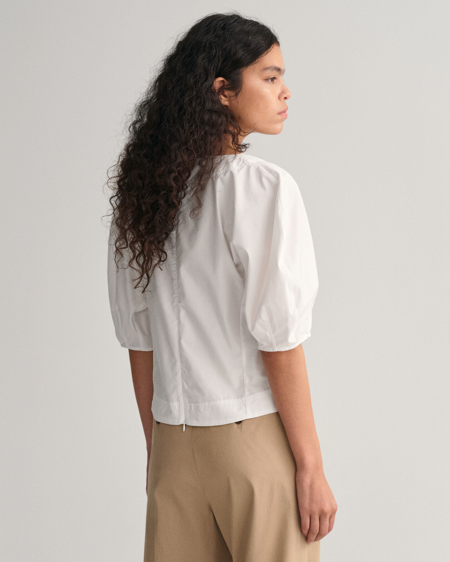 Top com decote em V e mangas de balão