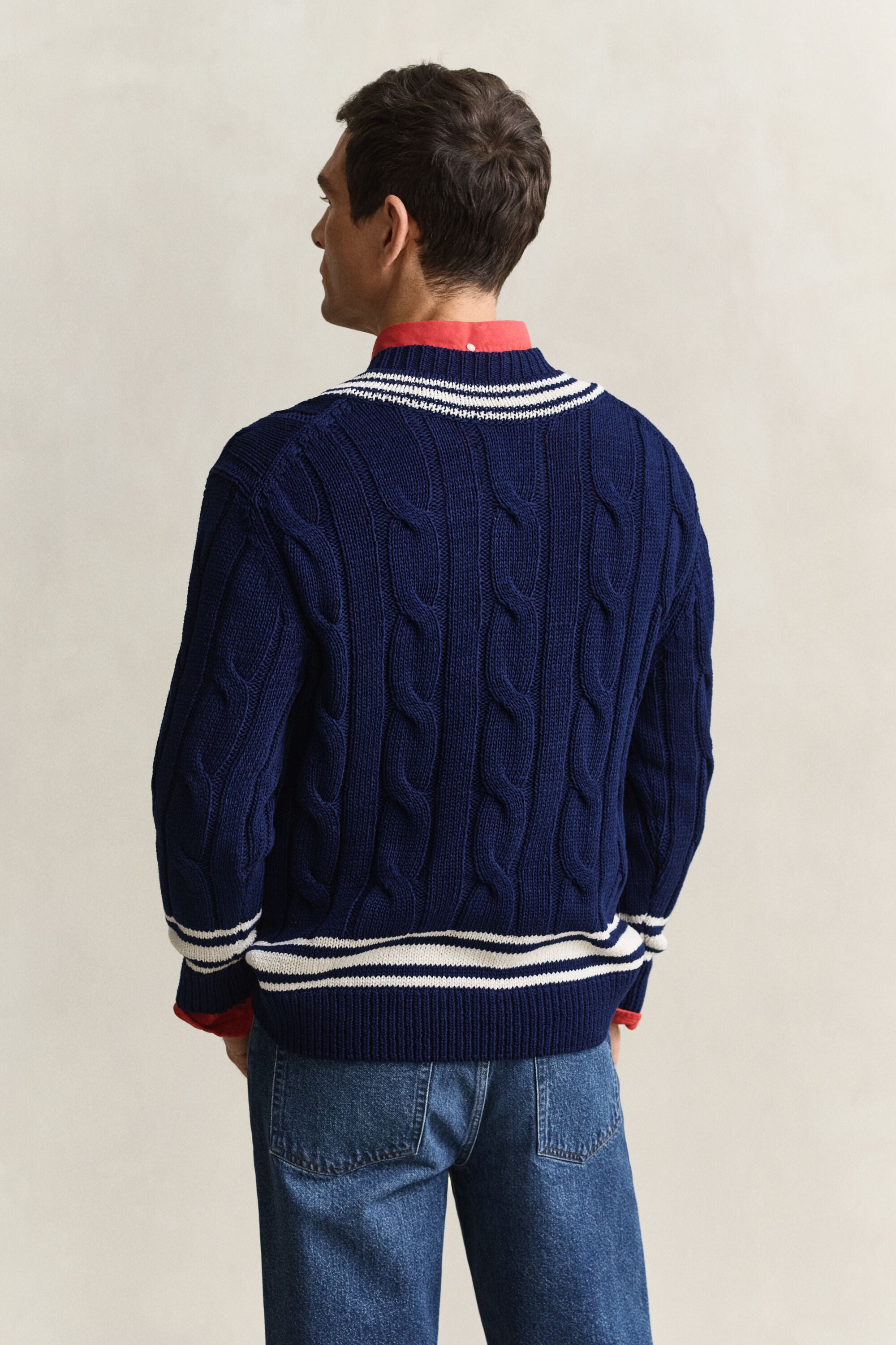 Pullover com decote em V em malha entrançada