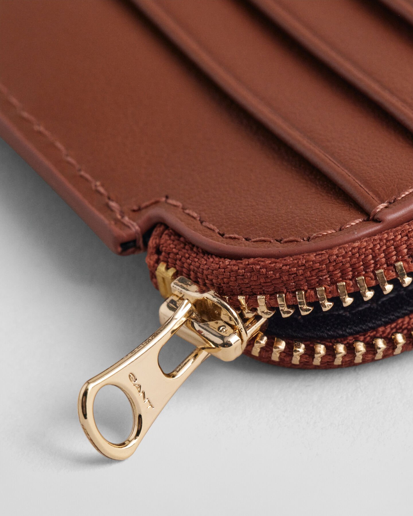 Porta-cartões em pele com fecho de correr