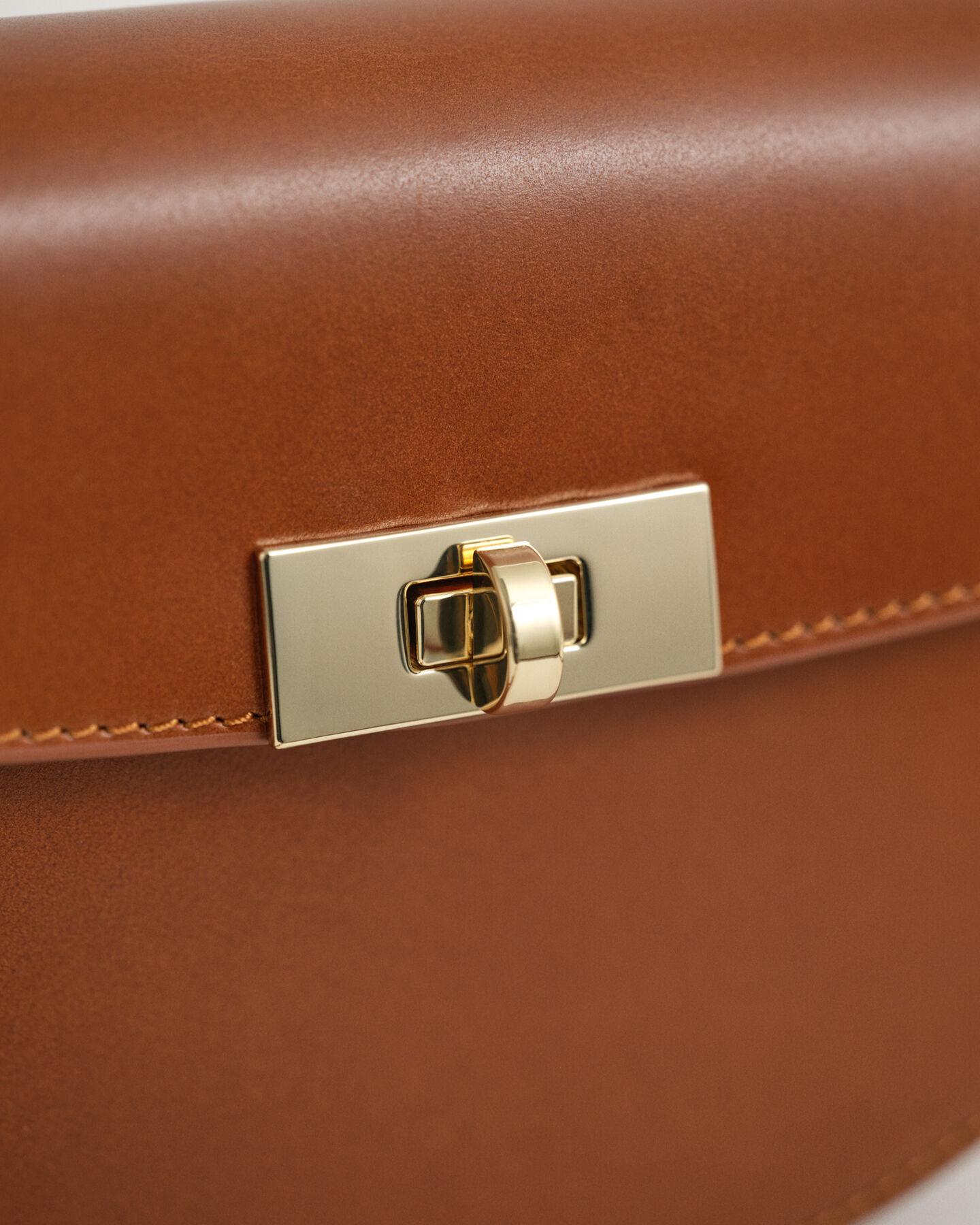 Mala de ombro em pele