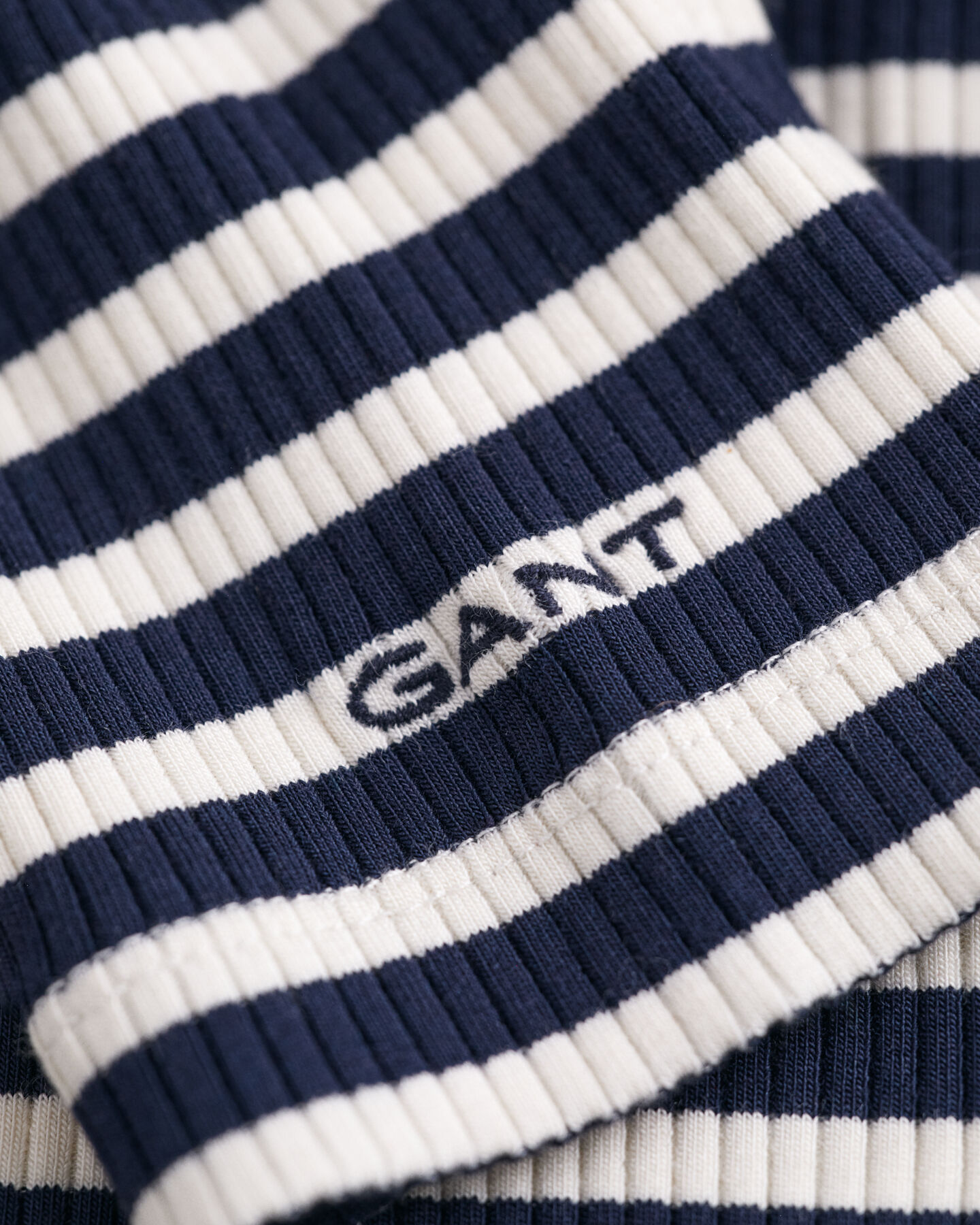 Camisola de manga comprida com gola alta em malha canelada às riscas