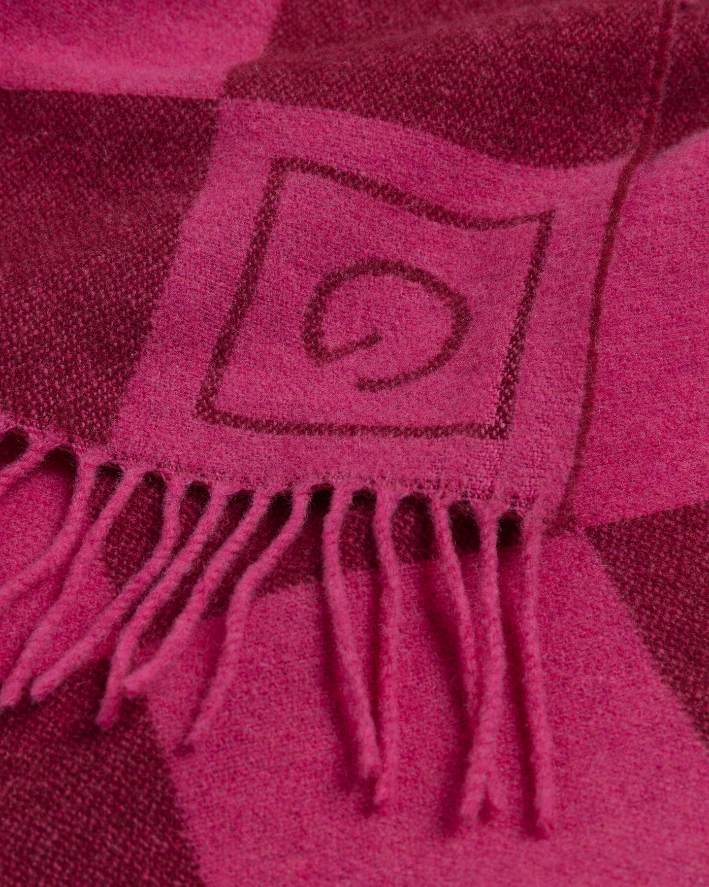 Cachecol em l&atilde; com padr&atilde;o de xadrez no mesmo tom