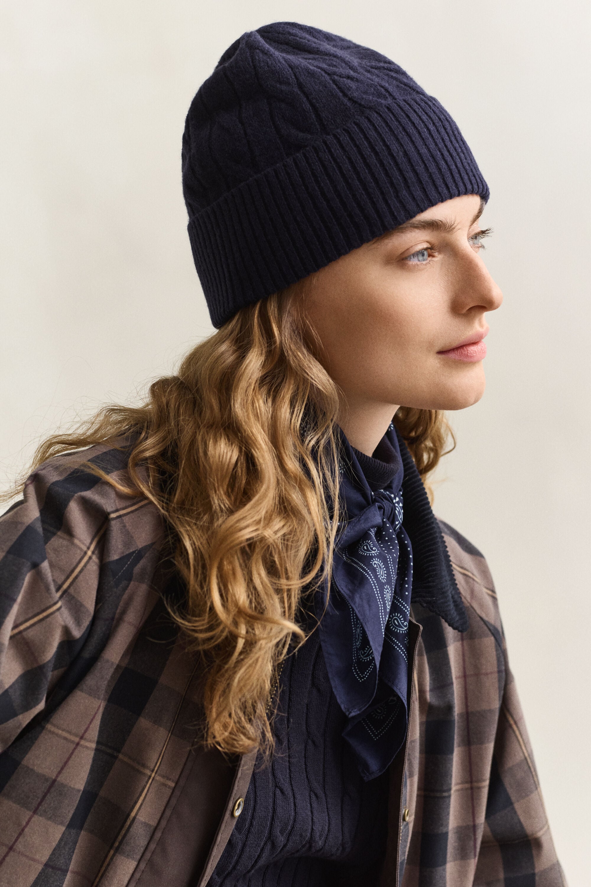 Gorro em malha entrançada de lã