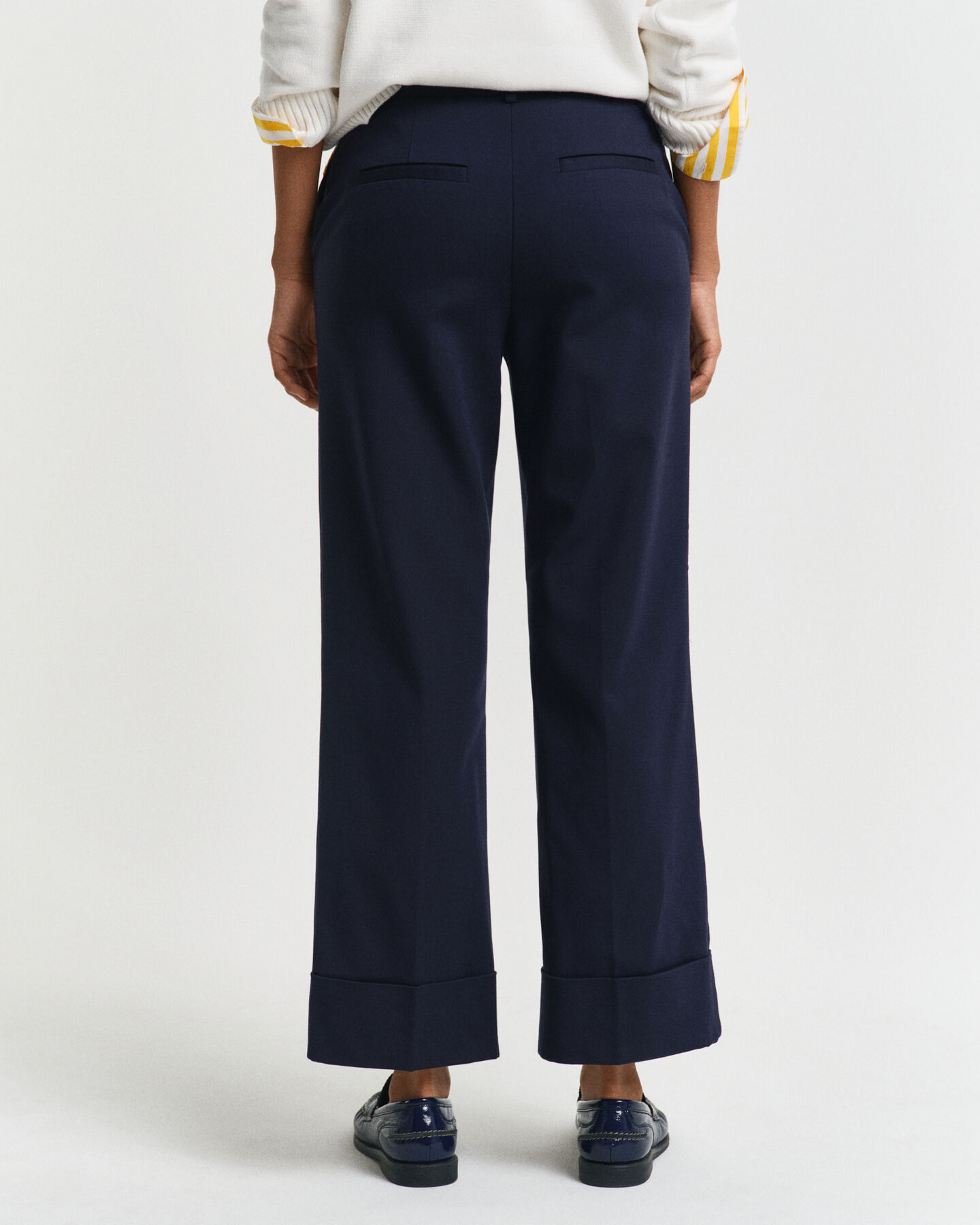 Calças com dobras e pregas