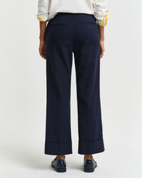 Calças com dobras e pregas