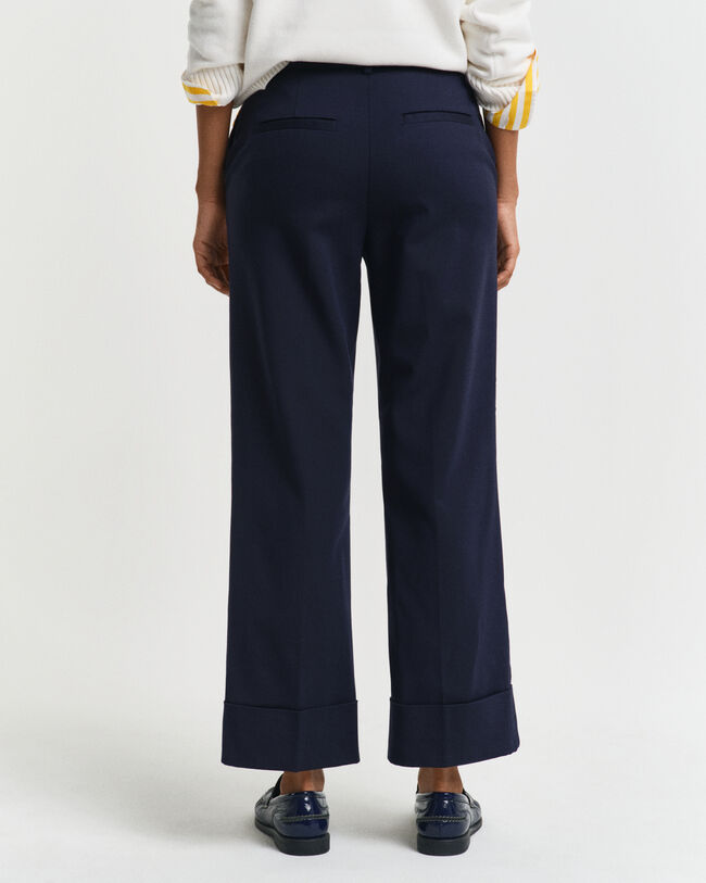 Calças com dobras e pregas