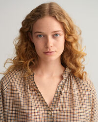 Blusa em seda e algod&atilde;o com padr&atilde;o de xadrez