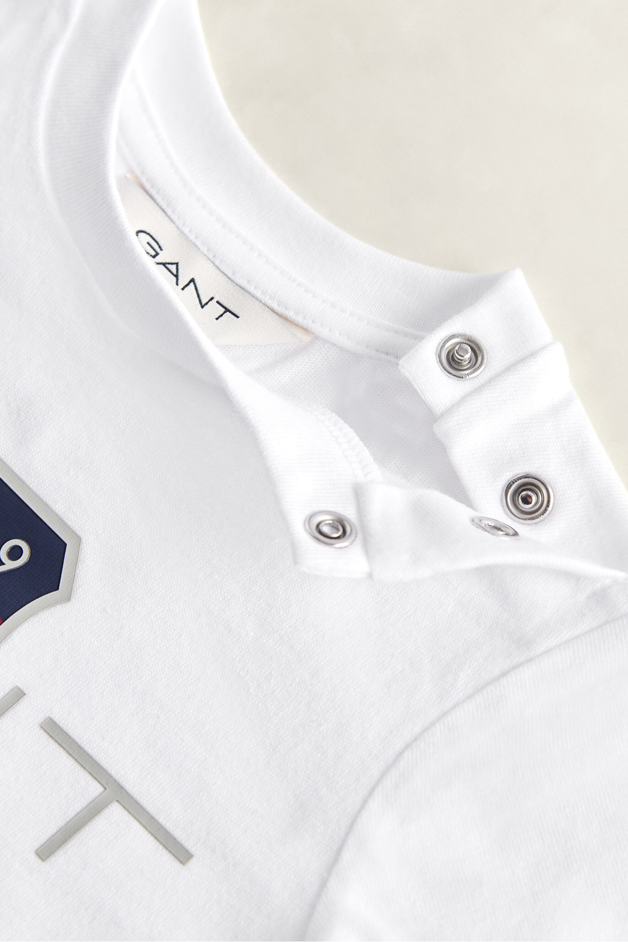 Conjunto com calças desportivas, t-shirt e sweatshirt com capuz e fecho Shield Boys