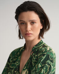 Vestido com gola estilo mao e padr&atilde;o paisley