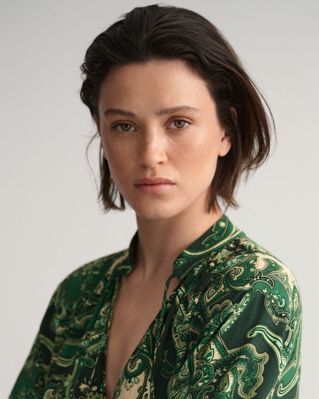 Vestido com gola estilo mao e padr&atilde;o paisley