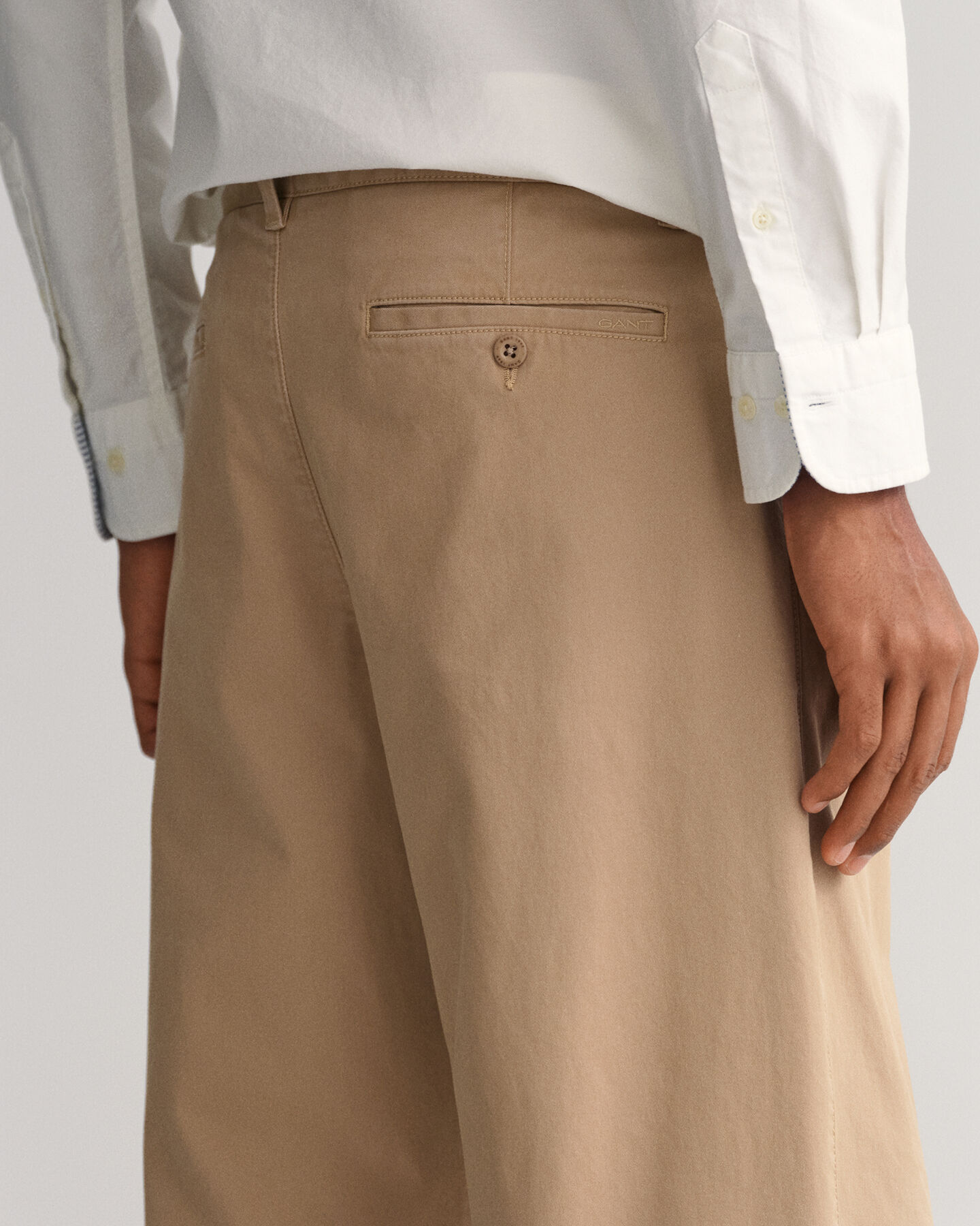 Calças chino com pregas relaxed fit