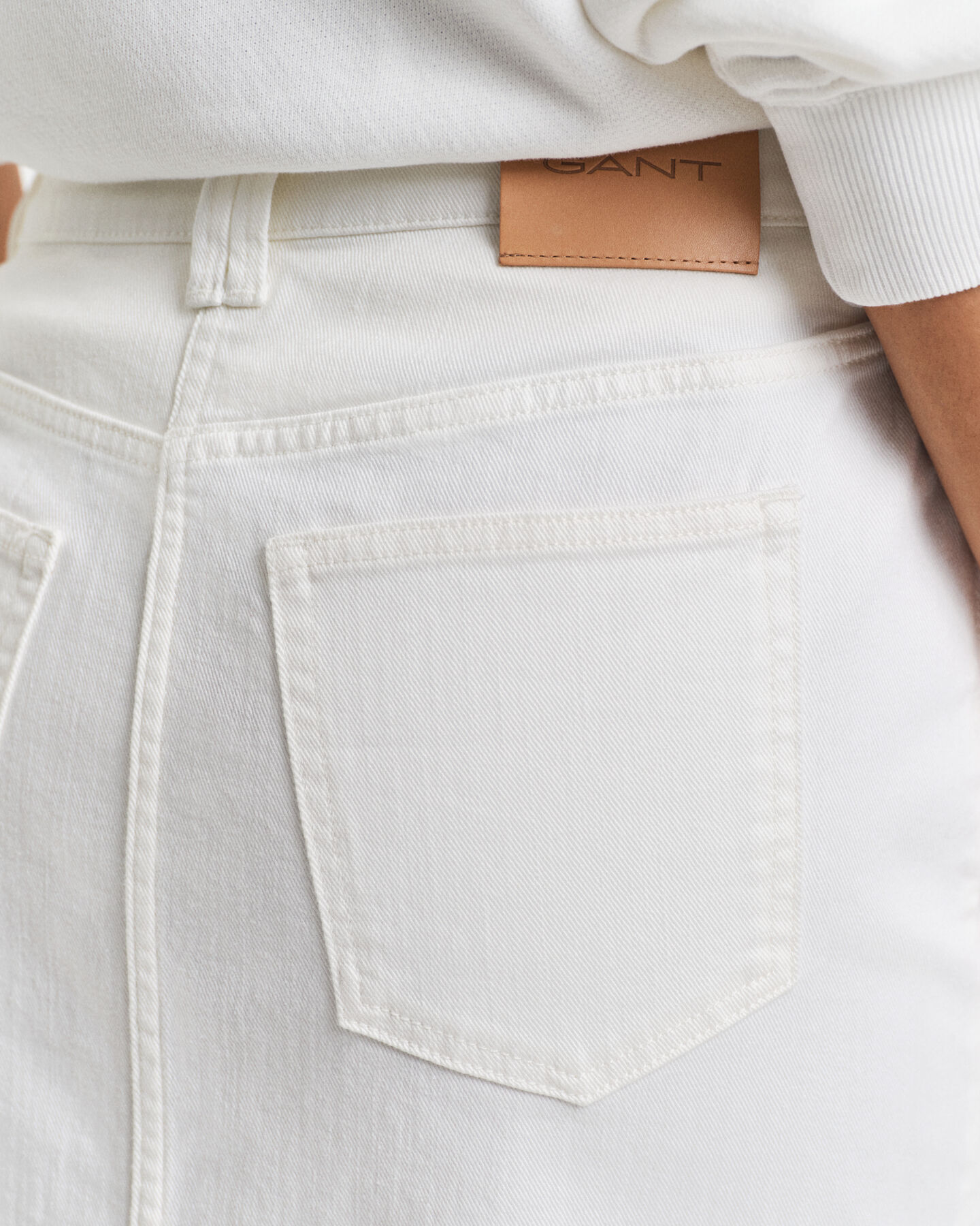 Saia em ganga branca de comprimento médio