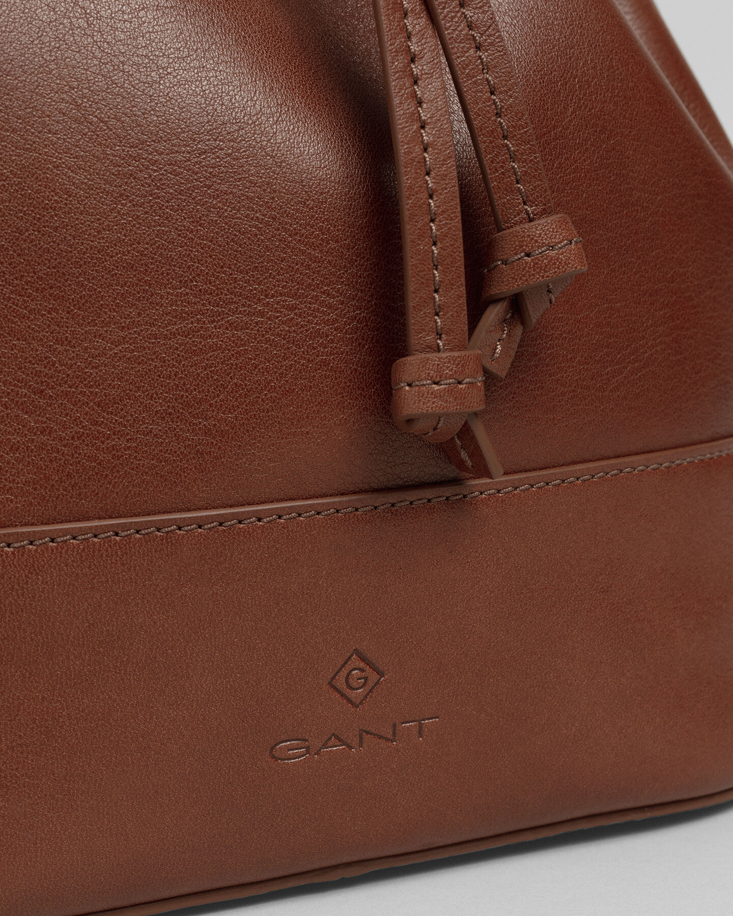 Mala tipo saco em pele