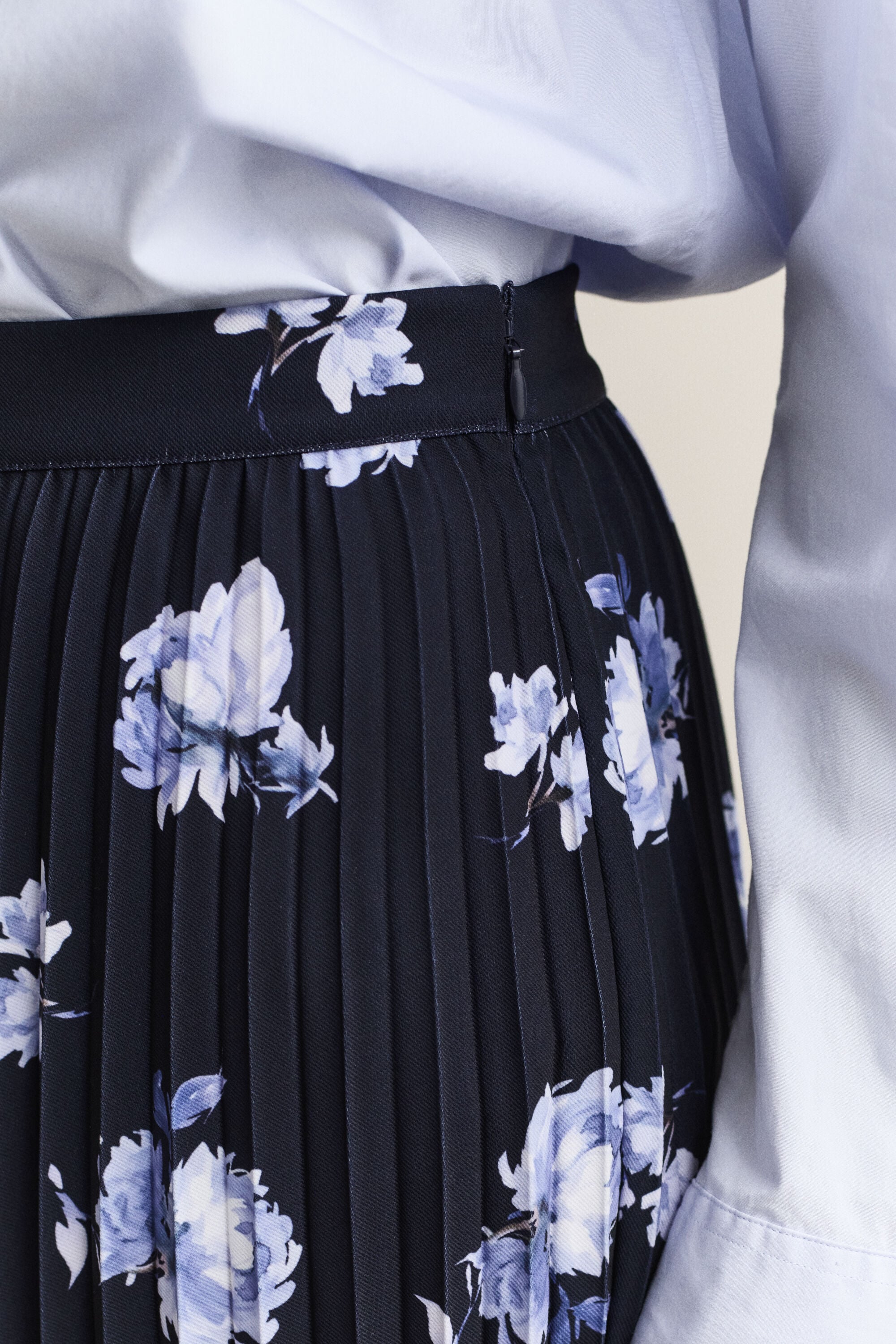 Saia com pregas e estampado floral