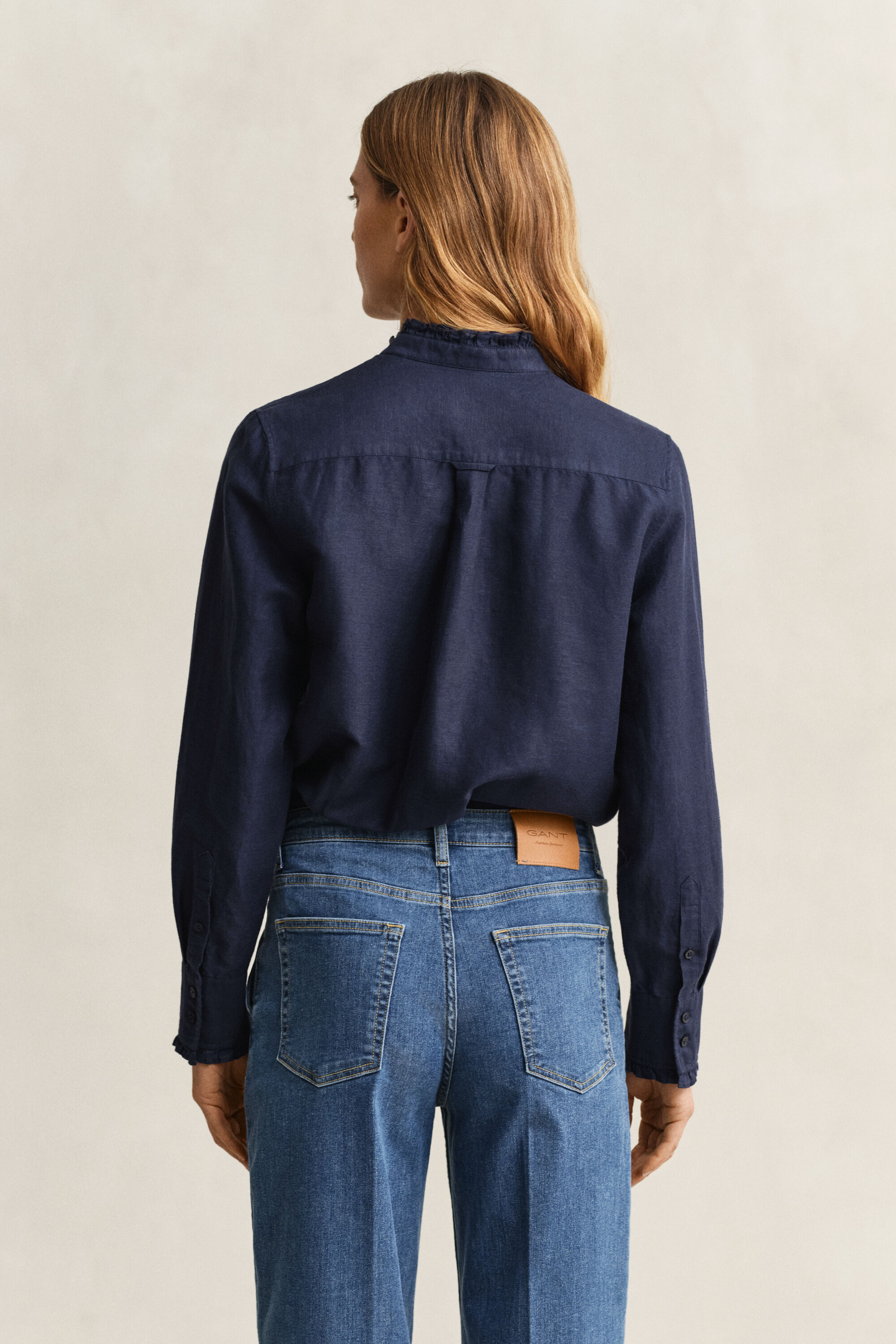 Blusa em mistura de linho com folhos