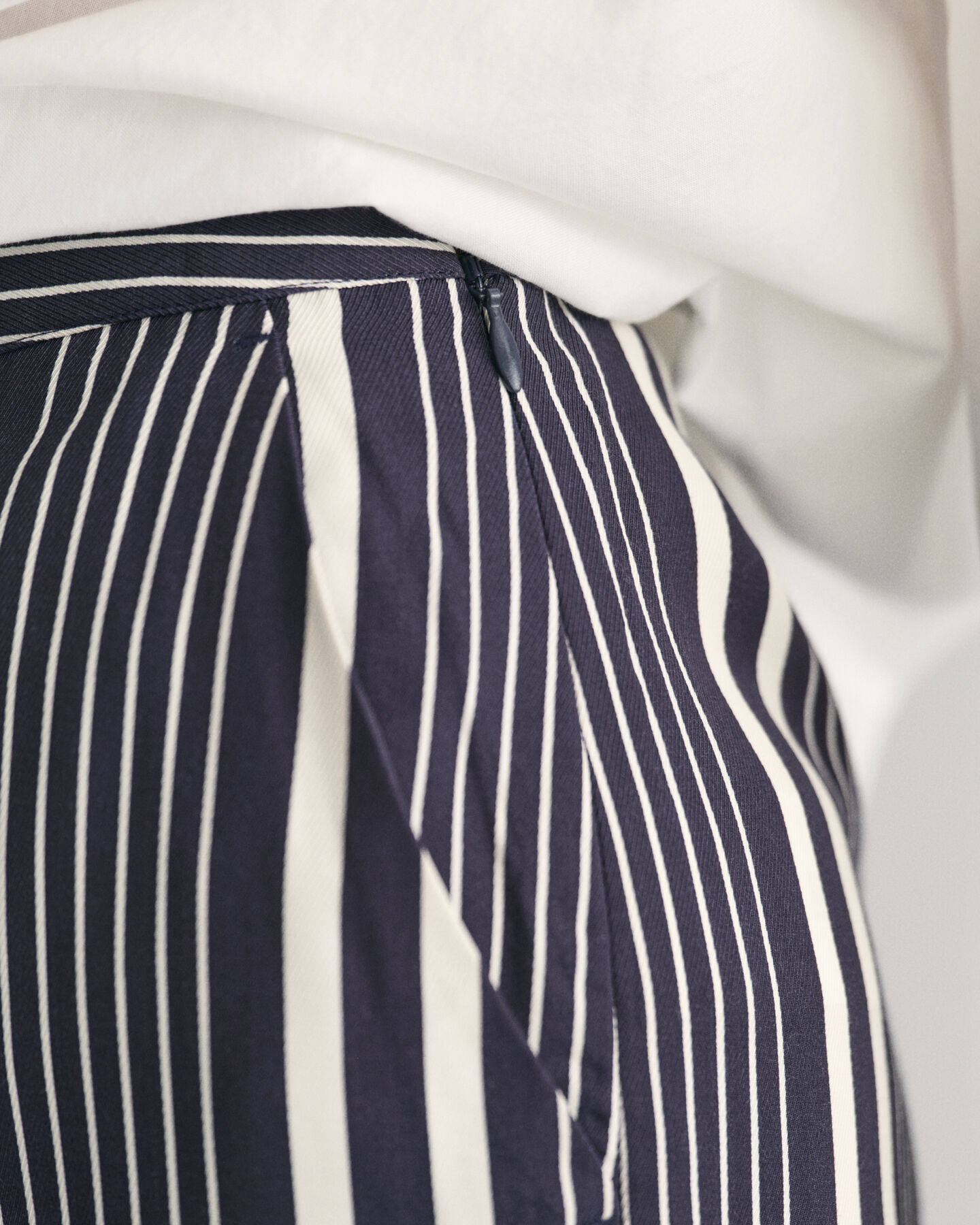 Calças com estampado às riscas e perna larga regular fit