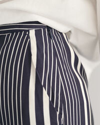 Calças com estampado às riscas e perna larga regular fit