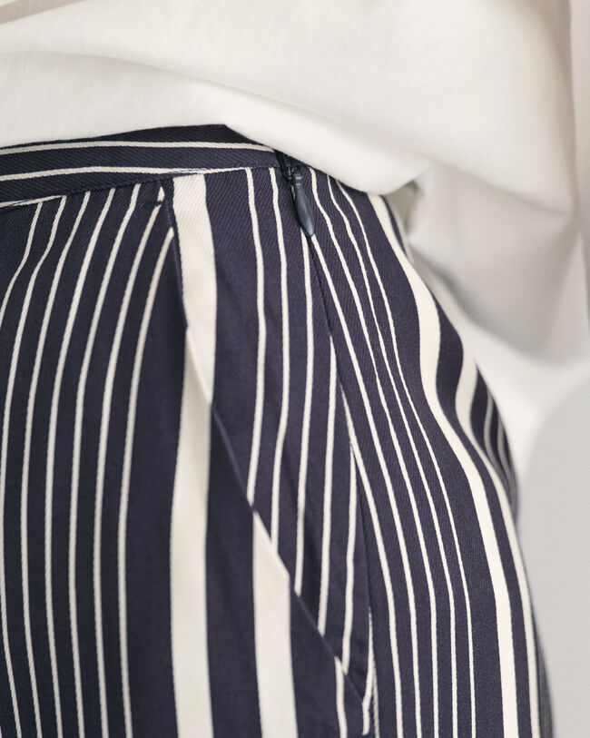 Calças com estampado às riscas e perna larga regular fit