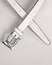 Cinto fino com fivela quadrada