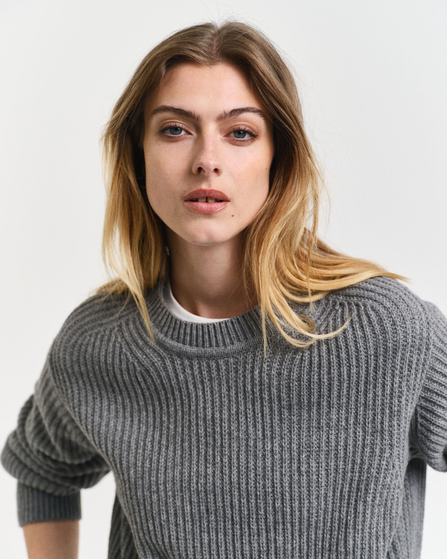 Camisola de malha canelada com decote redondo