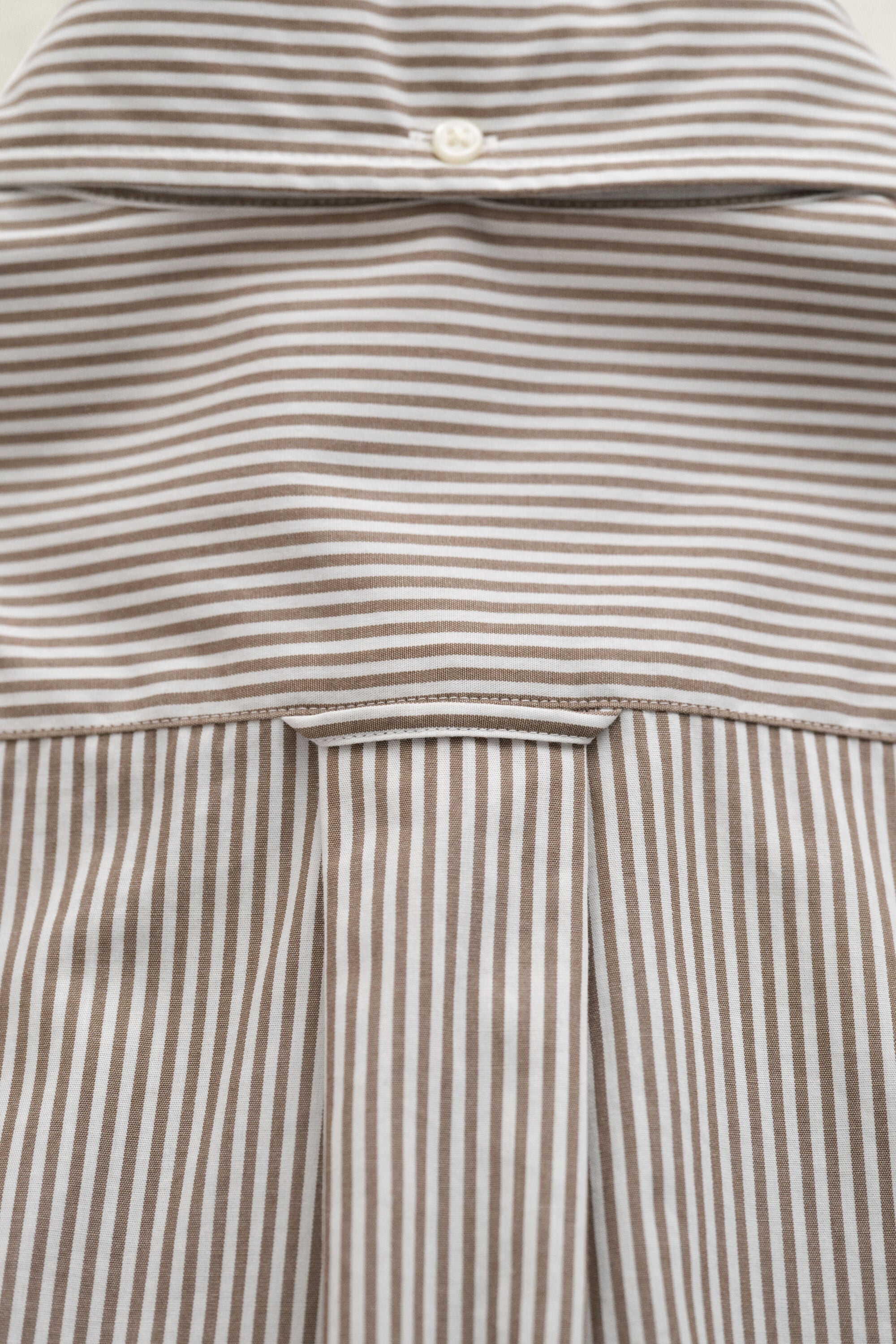 Camisa em popelina às riscas finas Classic