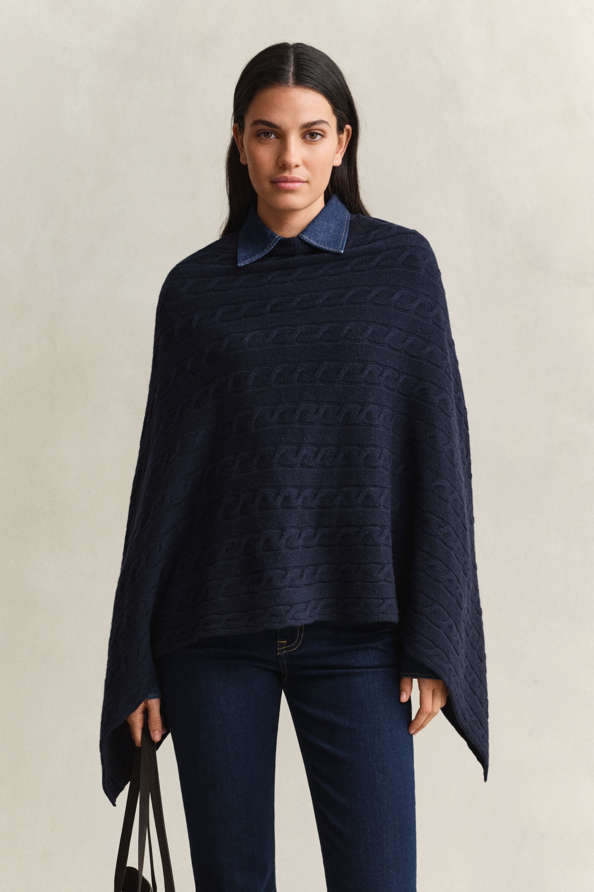 Poncho em malha entrançada de lã