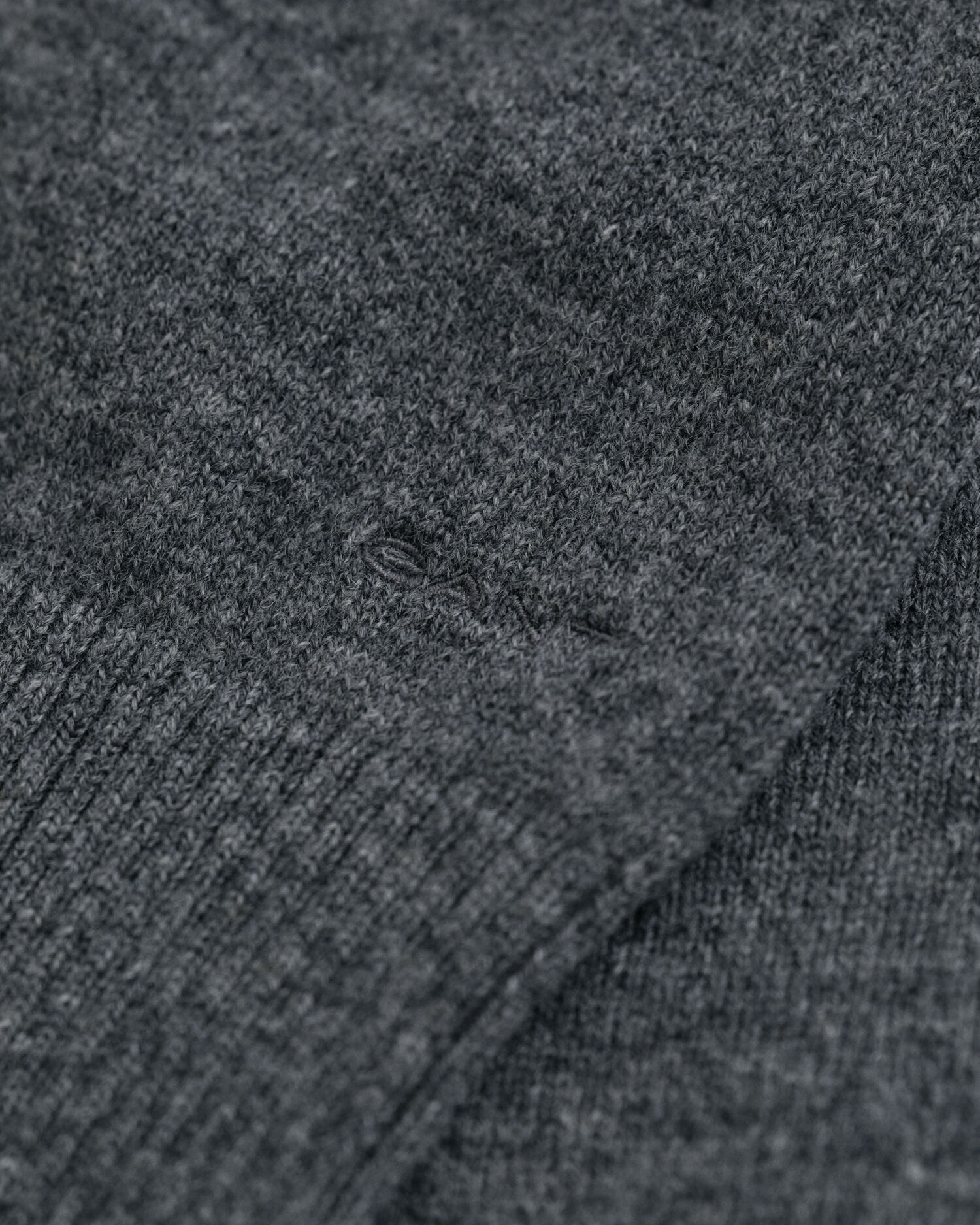 Camisola de malha com gola alta em lã extrafina