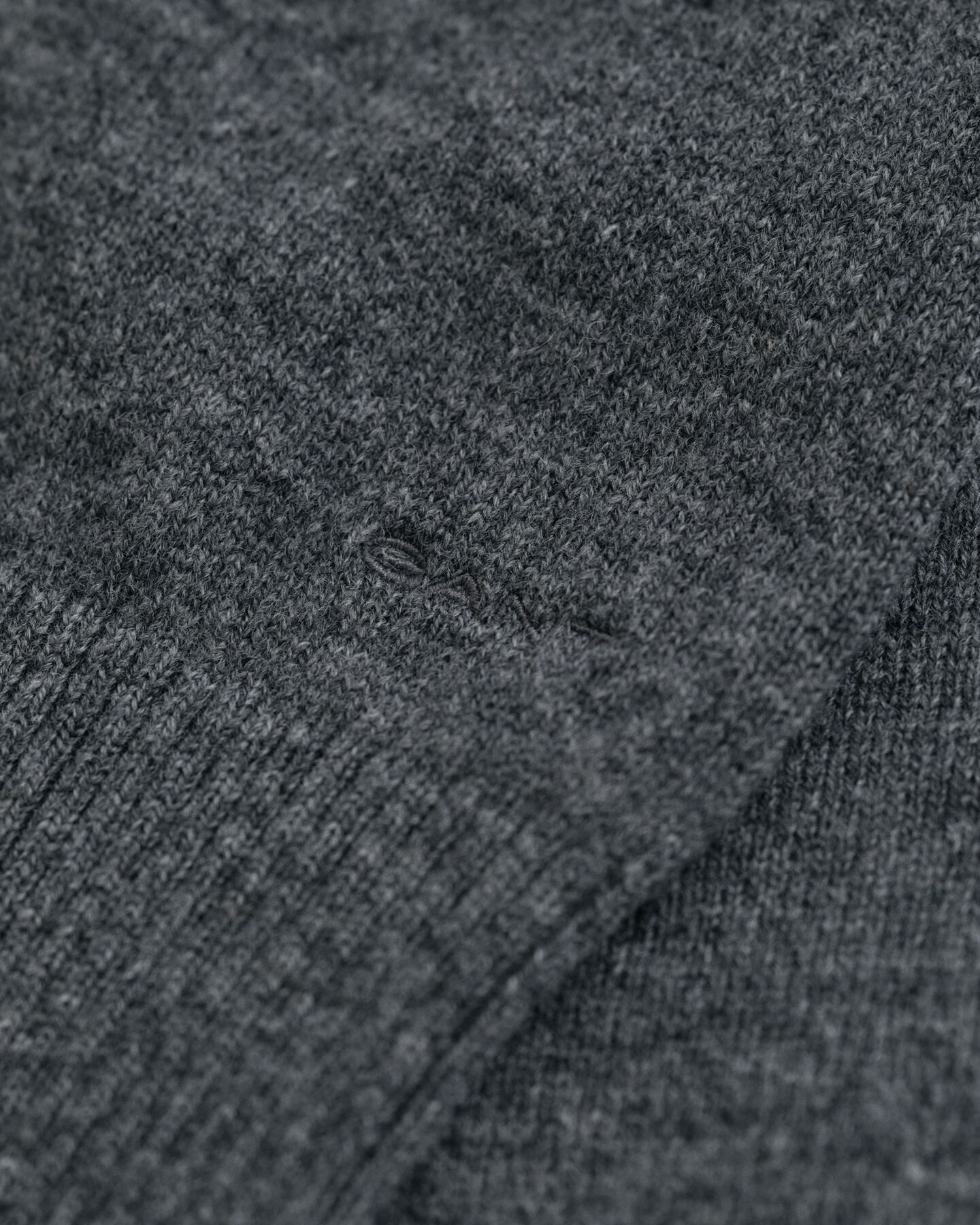 Camisola de malha com gola alta em lã extrafina