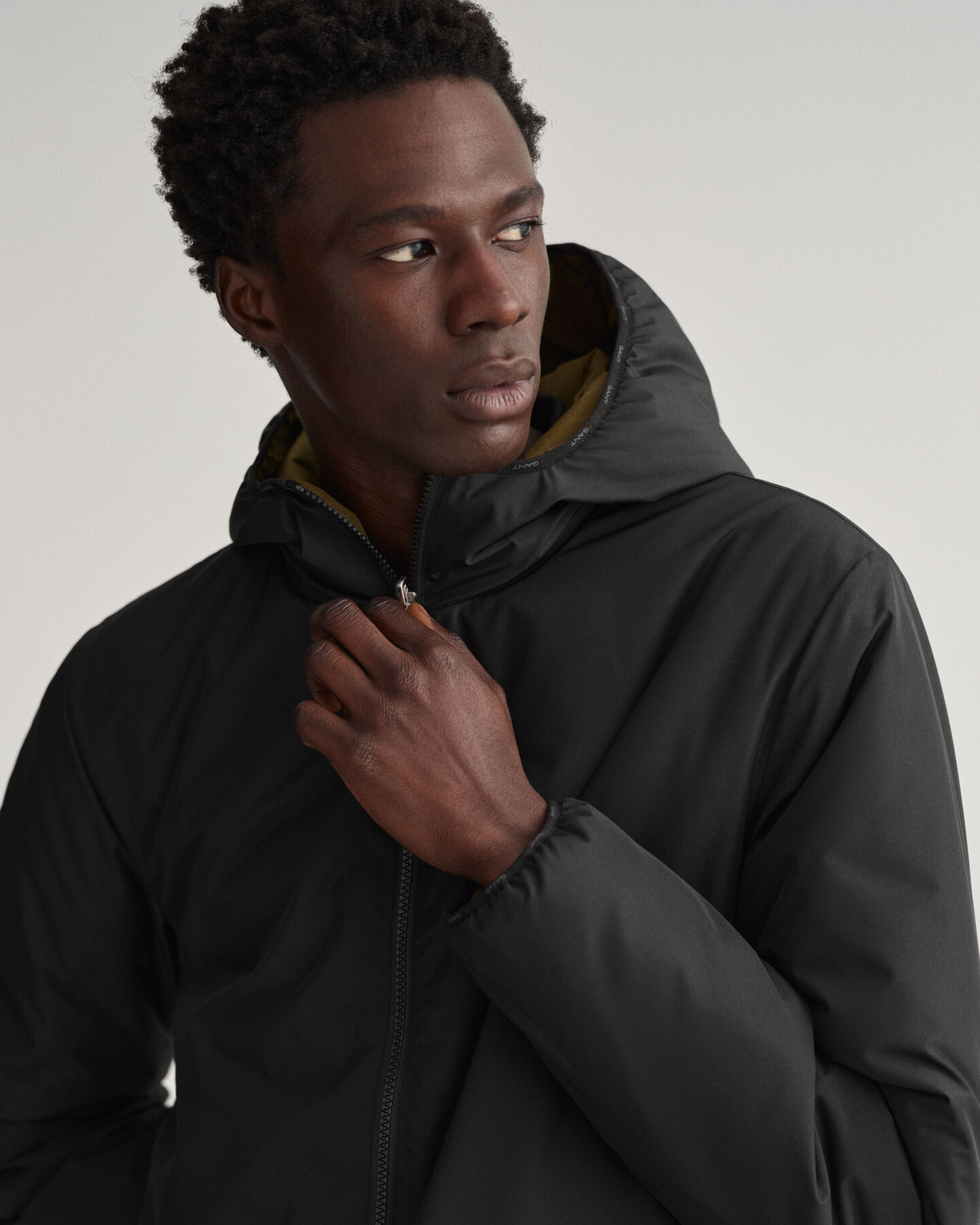 Casaco com capuz revers&iacute;vel