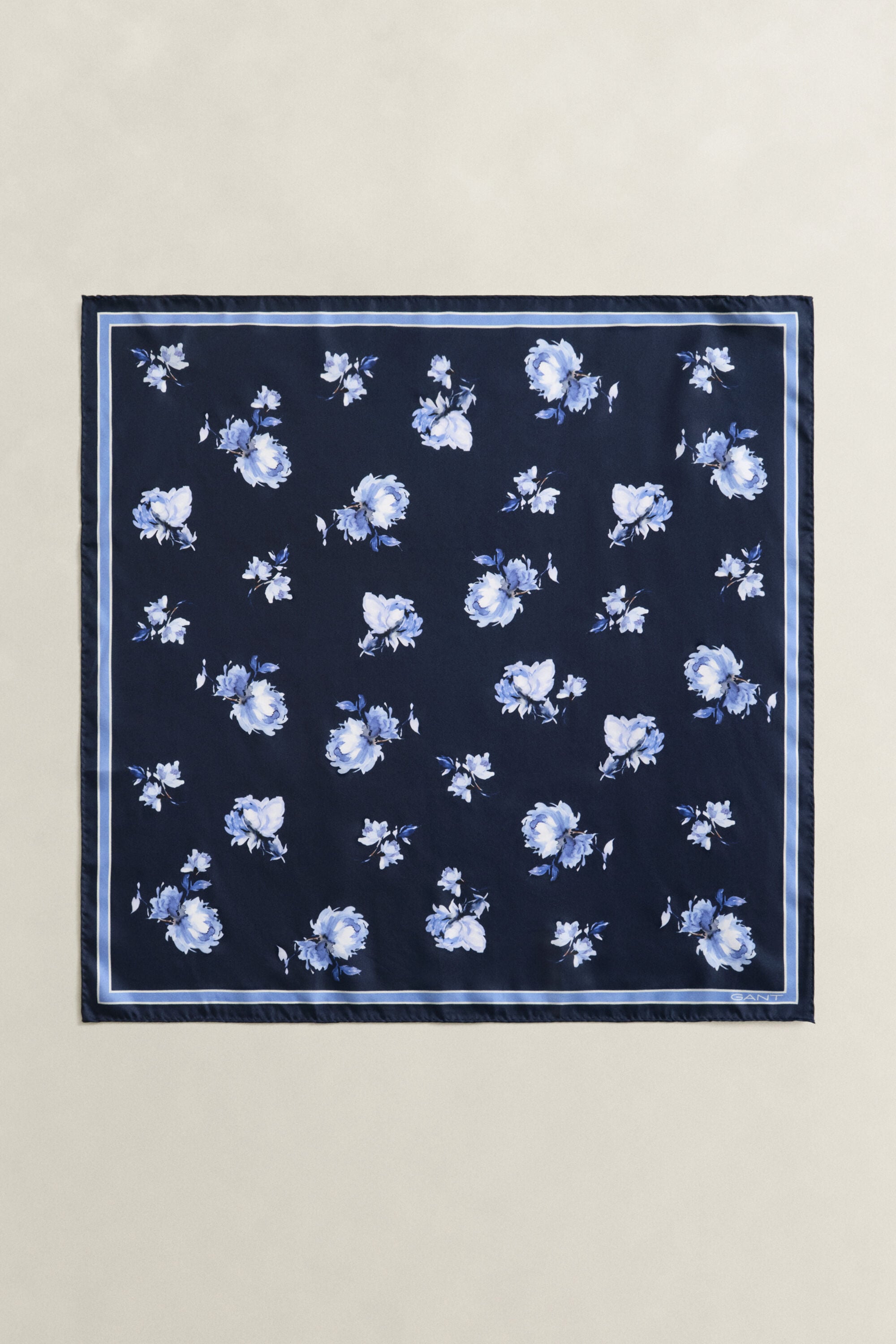 Lenço em seda com estampado Floral