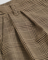 Cal&ccedil;as em mistura de l&atilde; com pregas e padr&atilde;o de xadrez