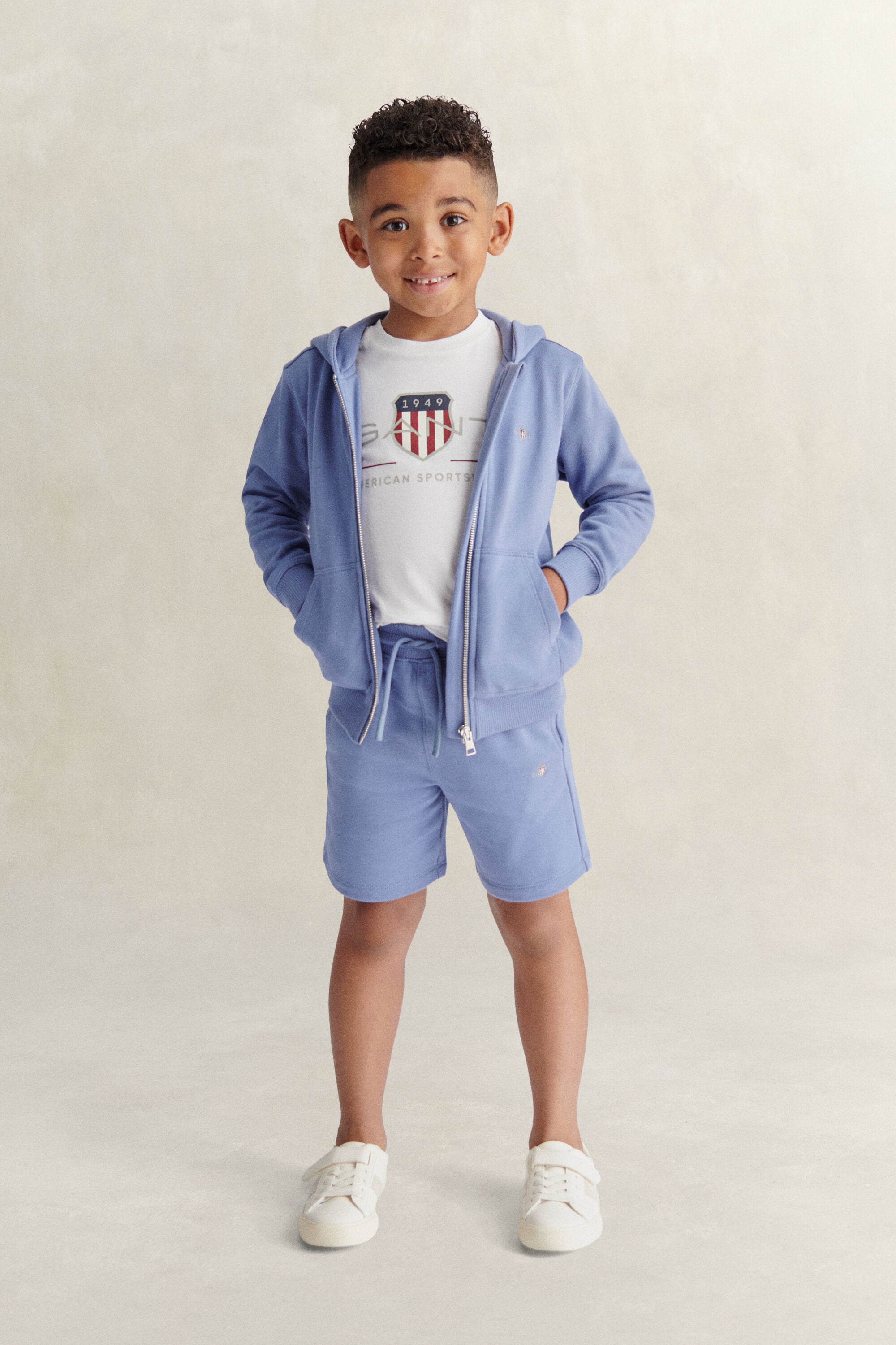 Conjunto com calças desportivas, t-shirt e sweatshirt com capuz e fecho Shield Boys